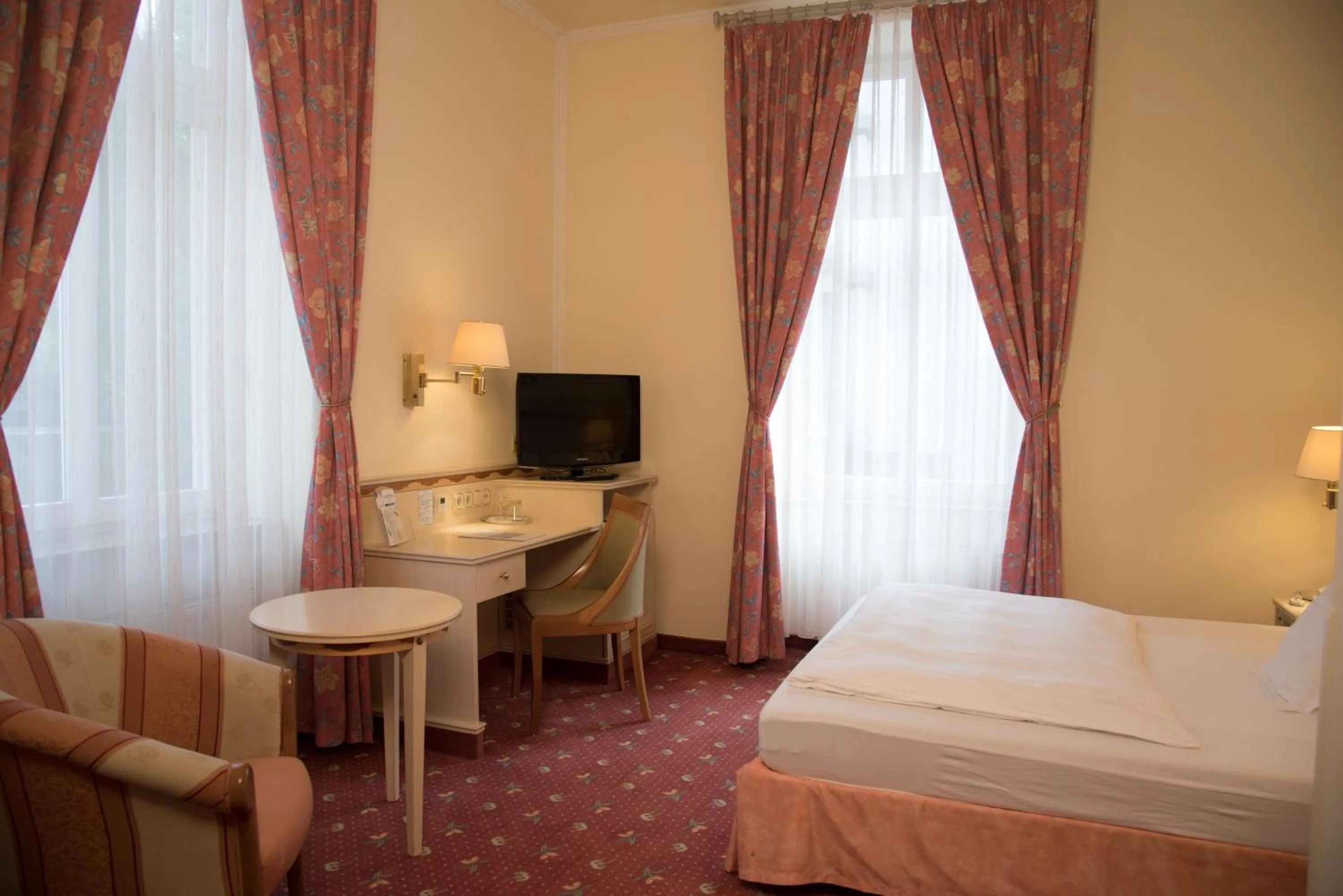 TV and multimedia, Bed in Parkhotel Bad Homburg