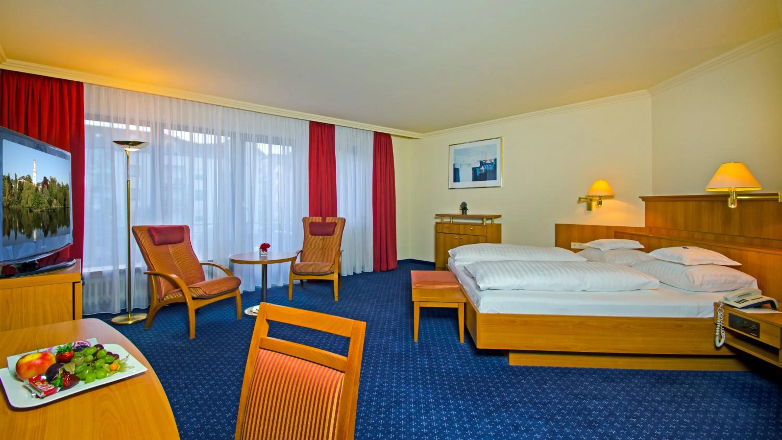 Photo of the whole room, Bed in Parkhotel Bad Homburg