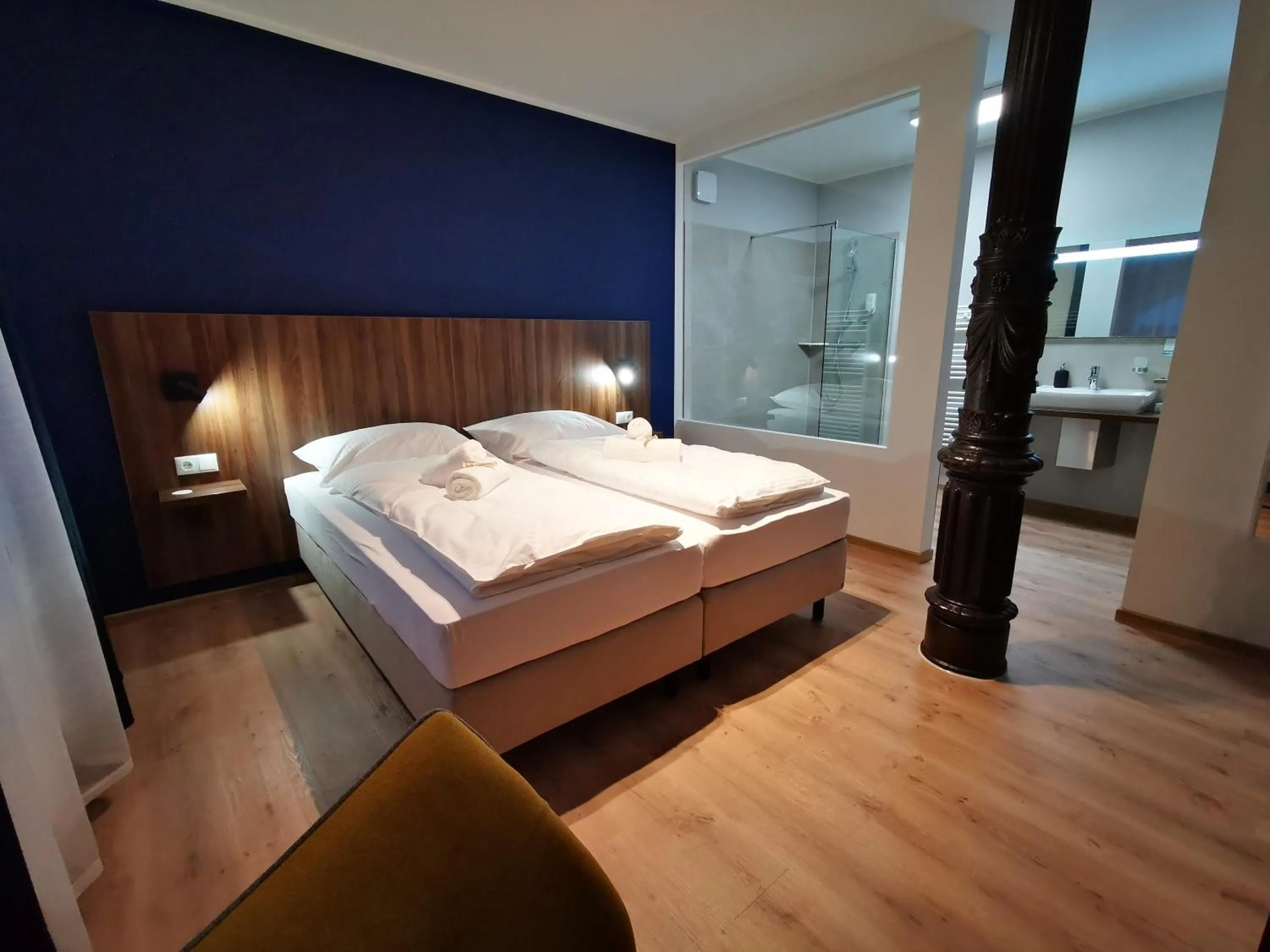 Photo of the whole room, Bed in Hotel Zu Freunden