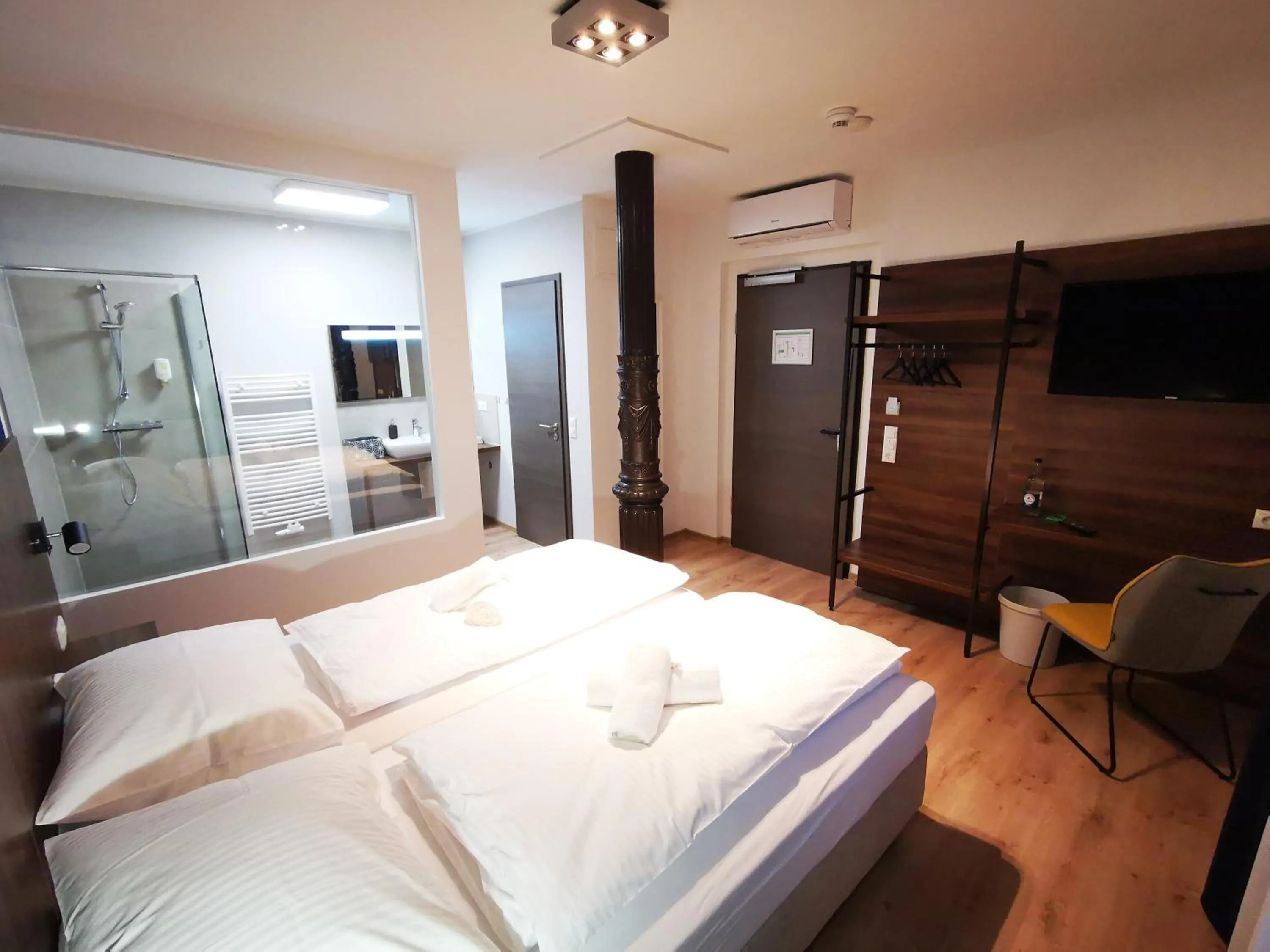 Photo of the whole room, Bed in Hotel Zu Freunden