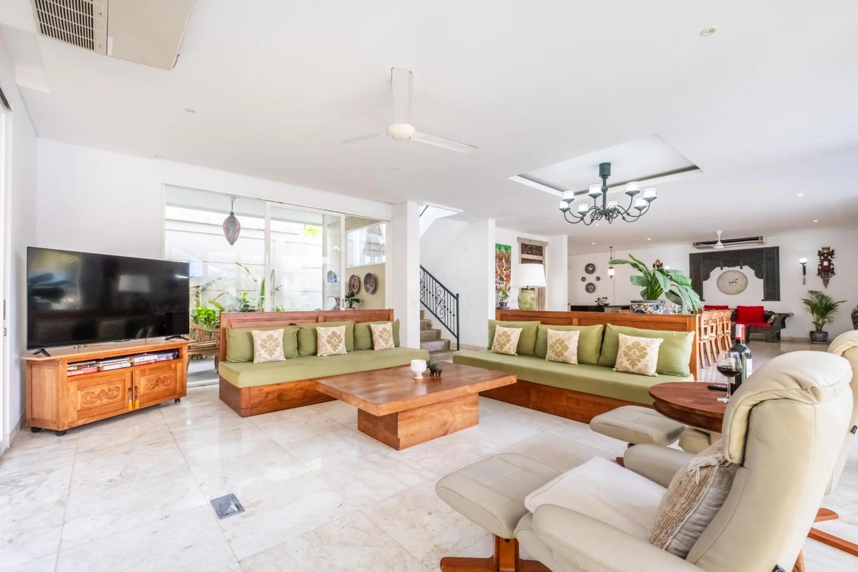 Communal lounge/ TV room in AQ-VA Hotel & Villas Seminyak