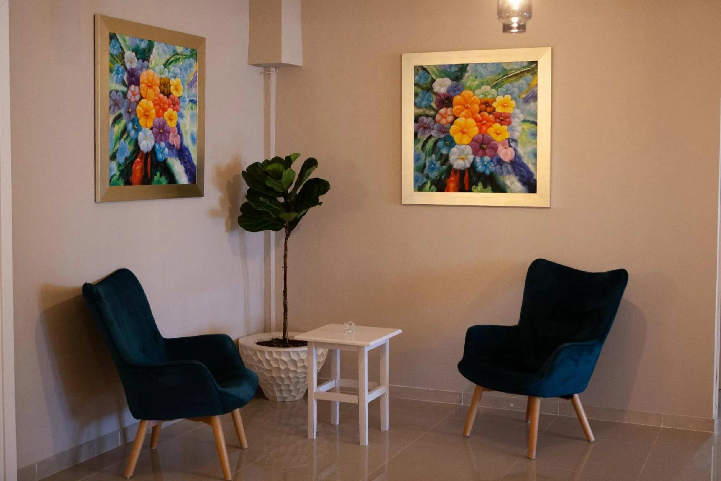 Communal lounge/ TV room in City Gate Hotel Airport Thessaloniki