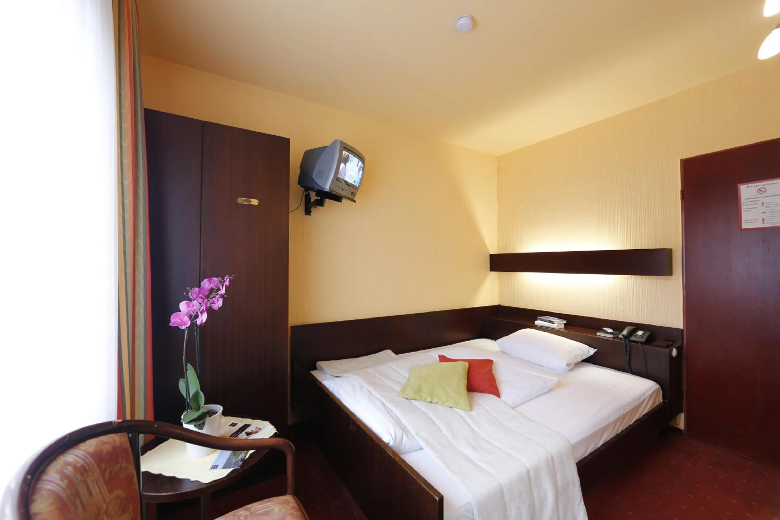 Photo of the whole room, Bed in Hotel Karl Noss