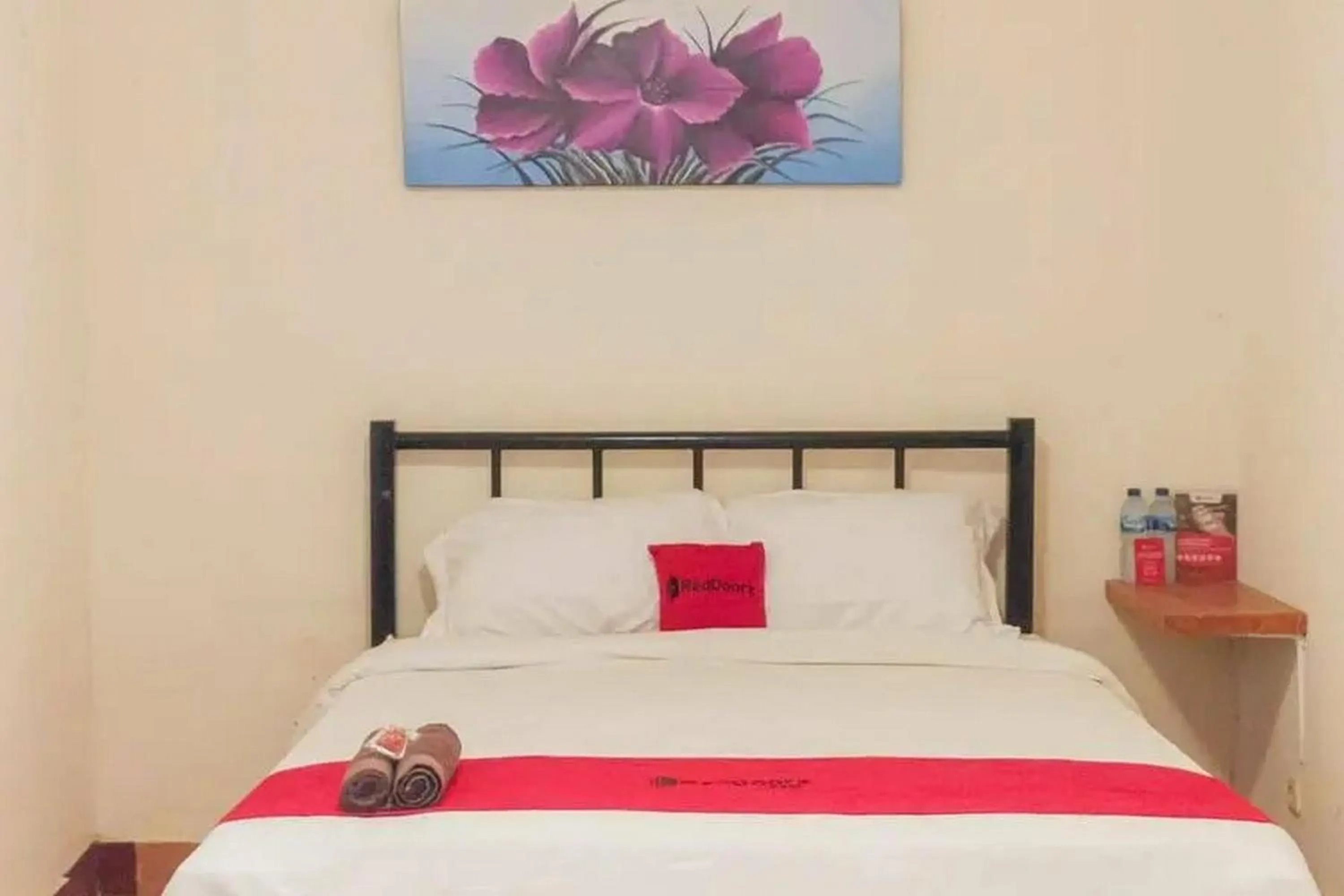 Bed in RedDoorz Syariah at Prapen Jaya Surabaya