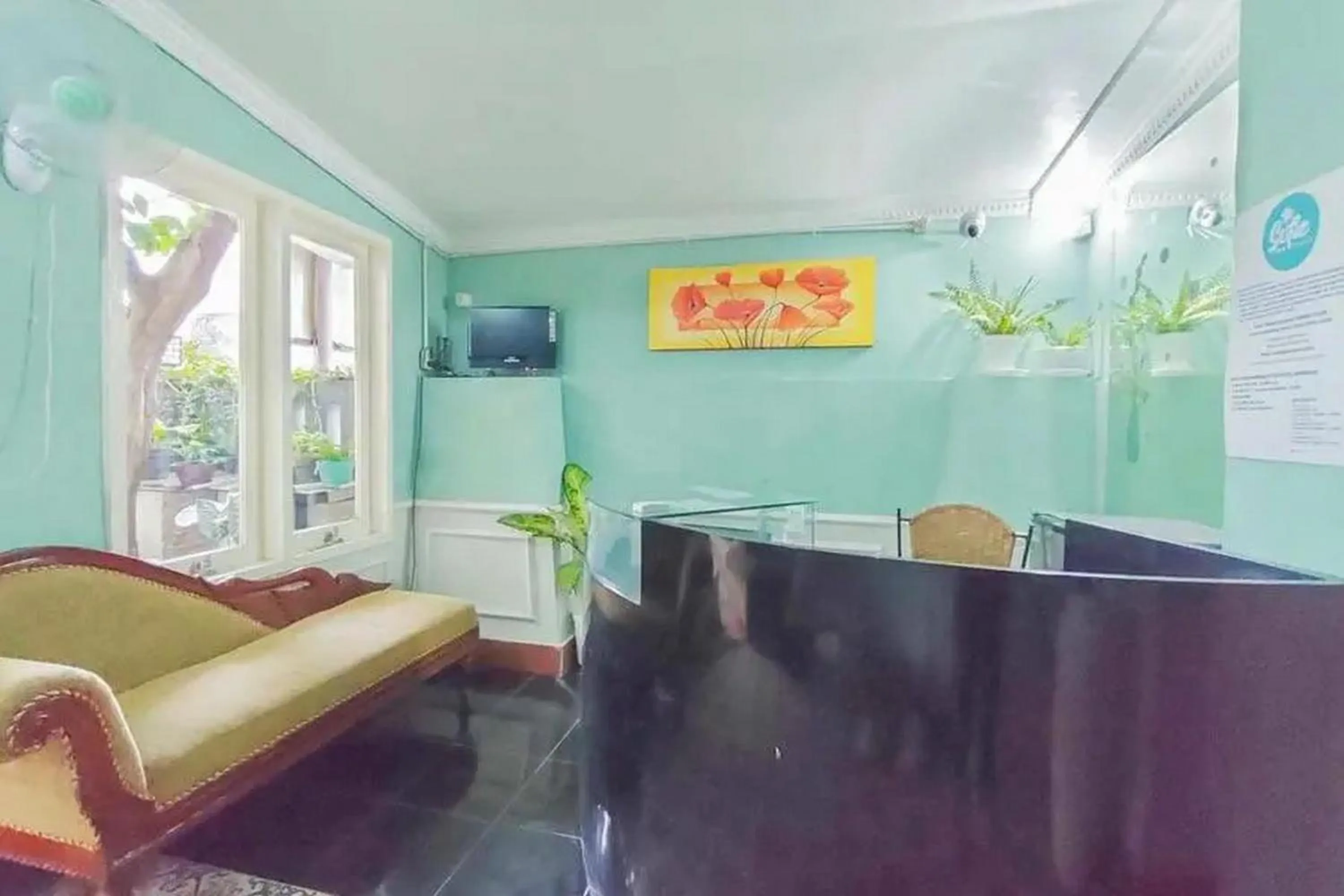 Lobby or reception in RedDoorz Syariah at Prapen Jaya Surabaya