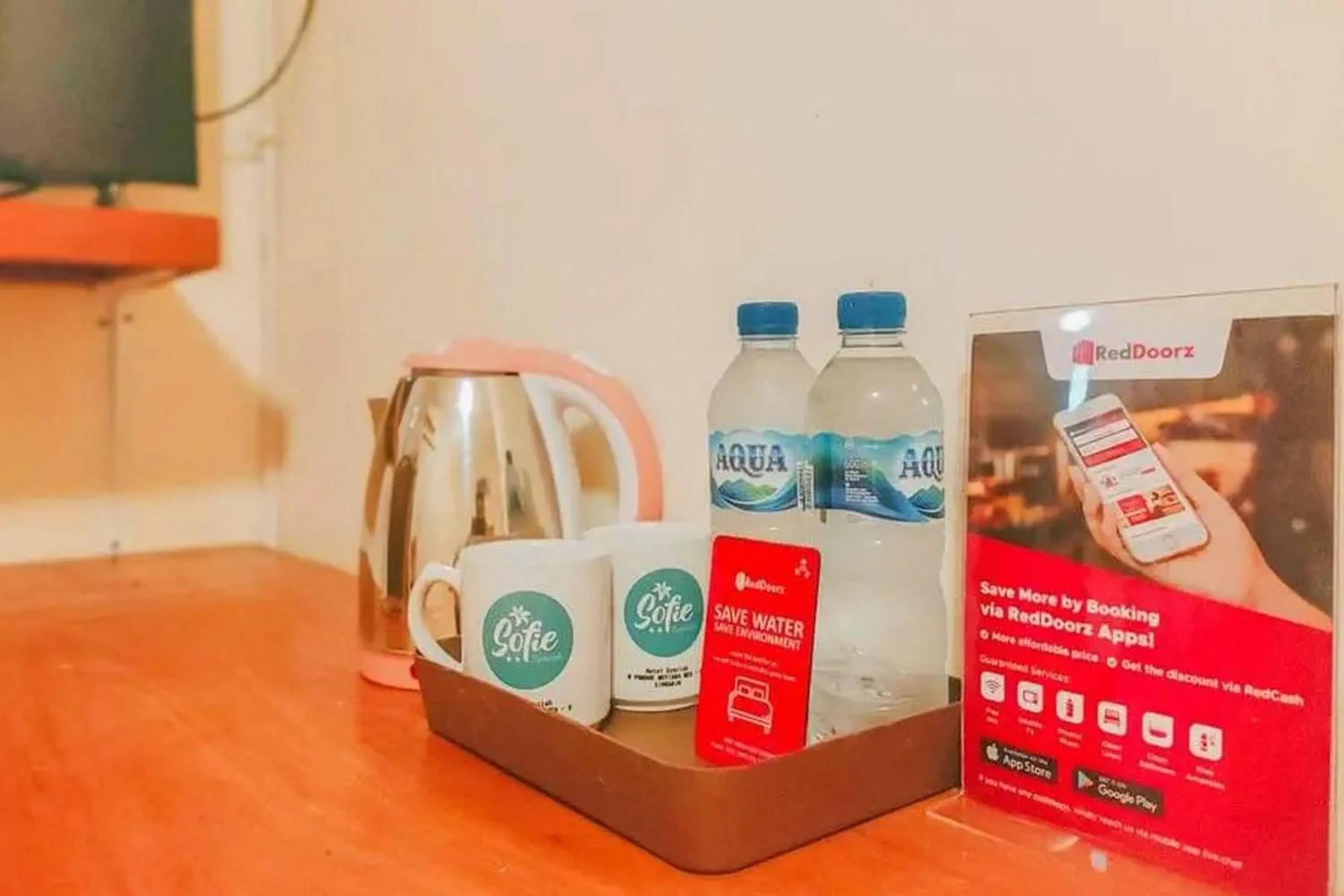 Food and drinks in RedDoorz Syariah at Prapen Jaya Surabaya