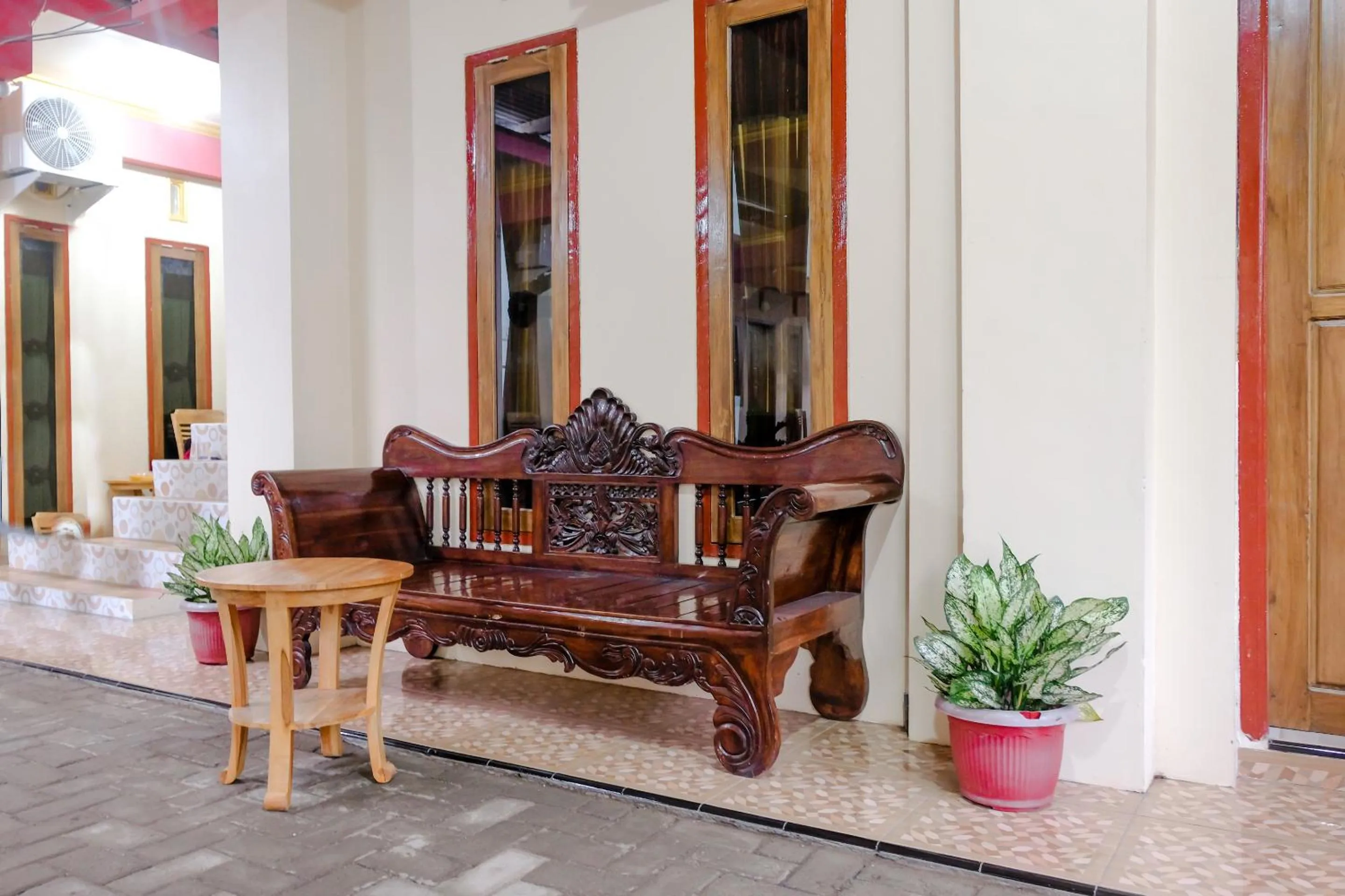 Seating area in RedDoorz Syariah At Sulfat Malang