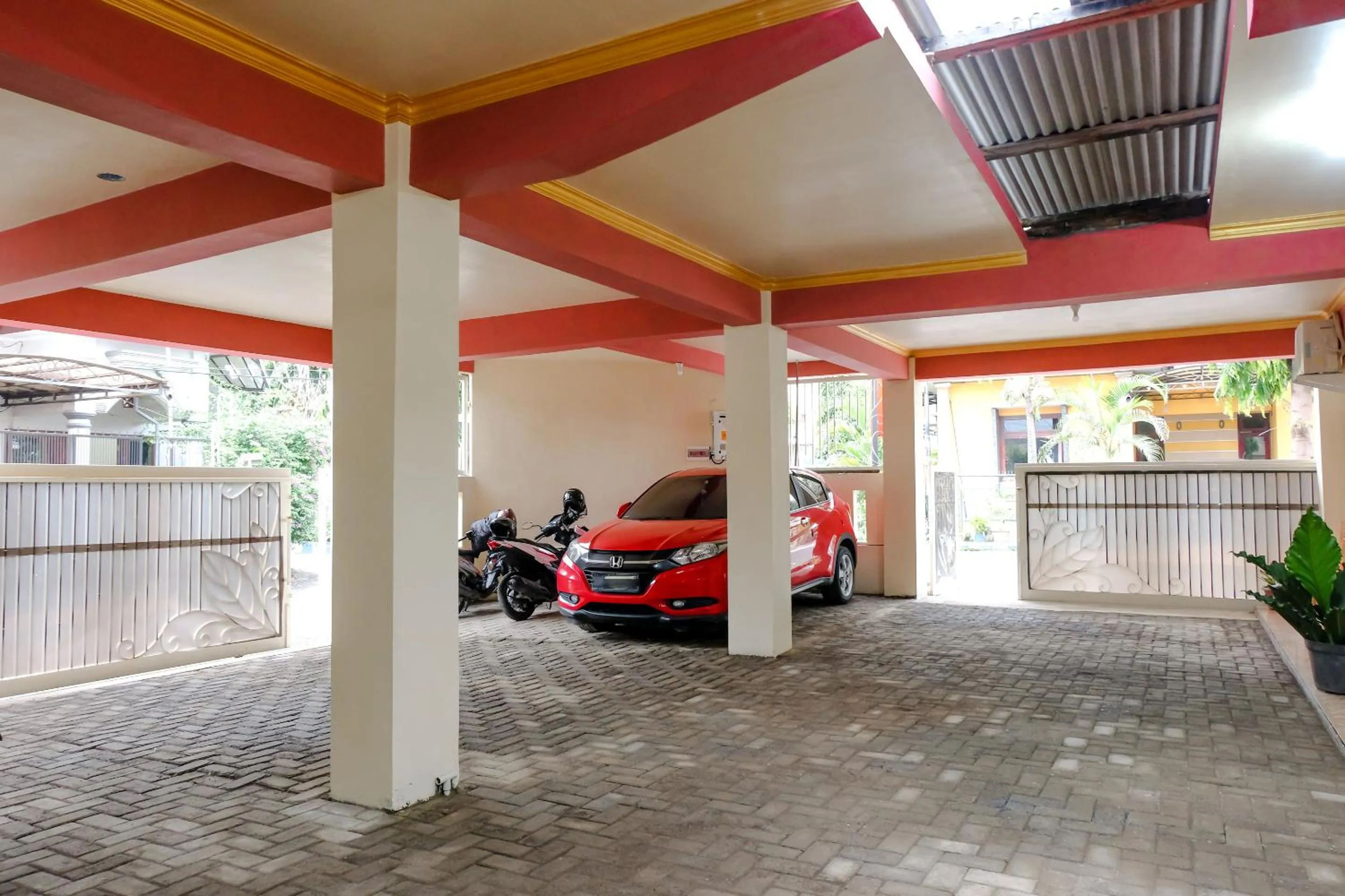 Property building in RedDoorz Syariah At Sulfat Malang