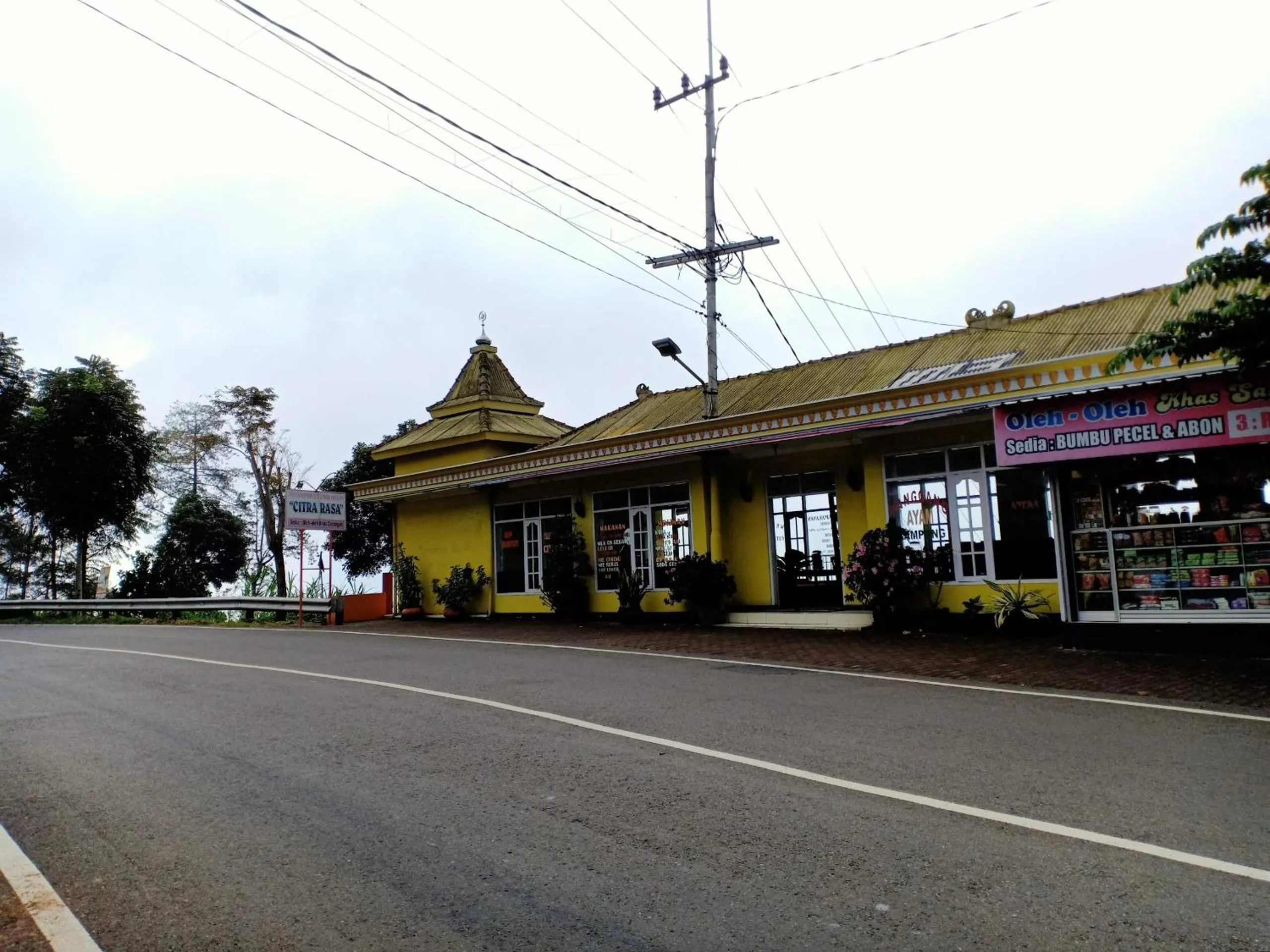 Facade/entrance in OYO Life 3020 Penginapan Citra Rasa