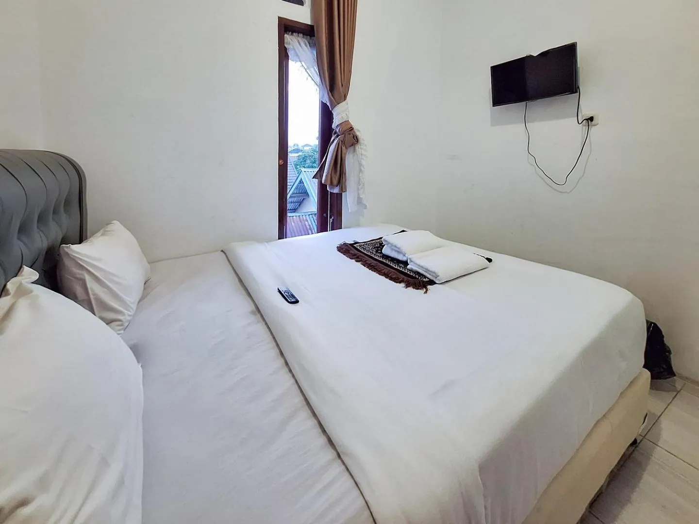 Bedroom in RedDoorz Syariah at Galliano Homestay Bukittinggi