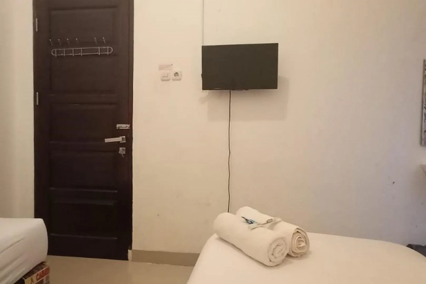 TV and multimedia in RedDoorz Syariah at Galliano Homestay Bukittinggi