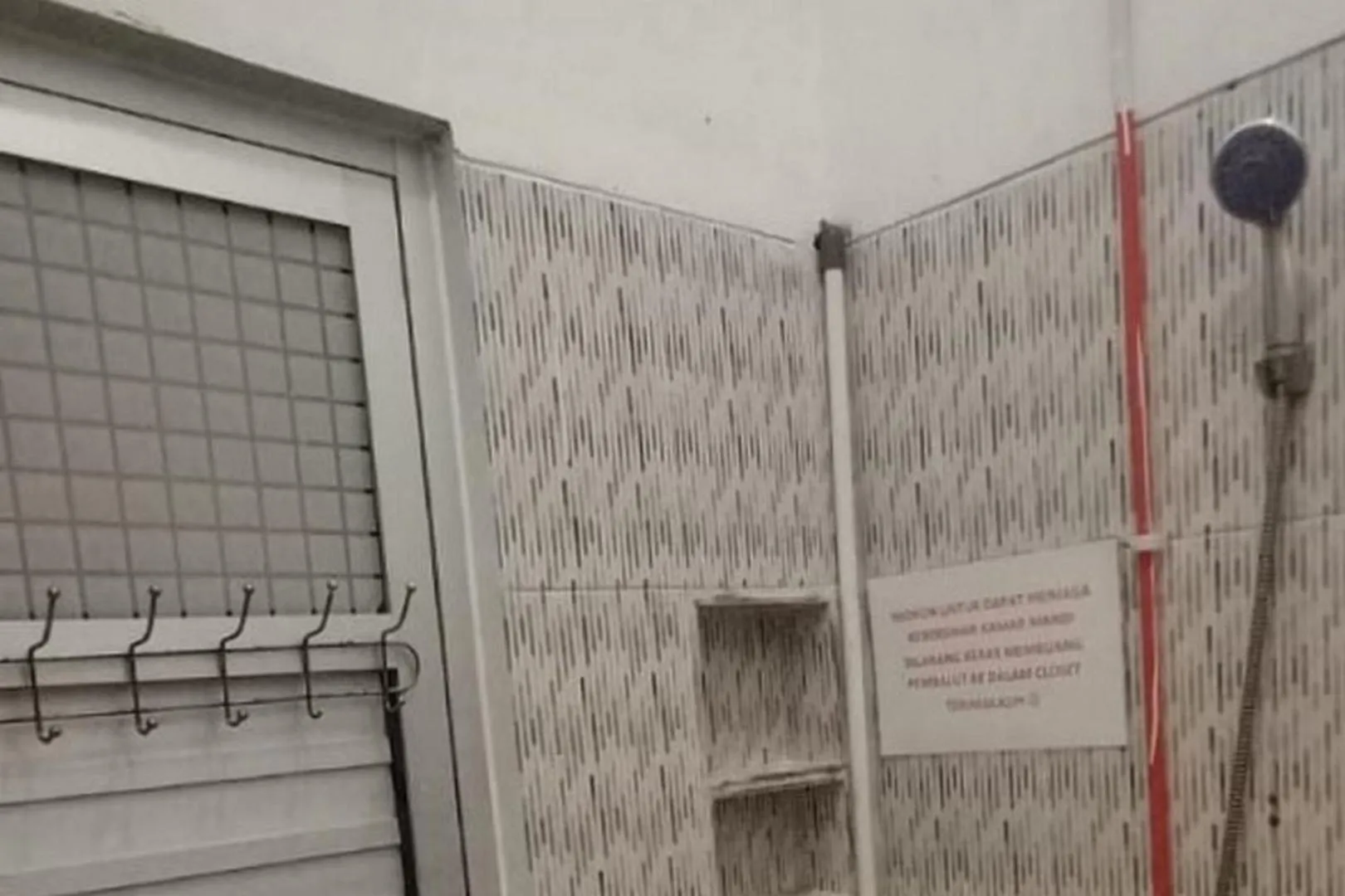 Bathroom in RedDoorz Syariah at Galliano Homestay Bukittinggi