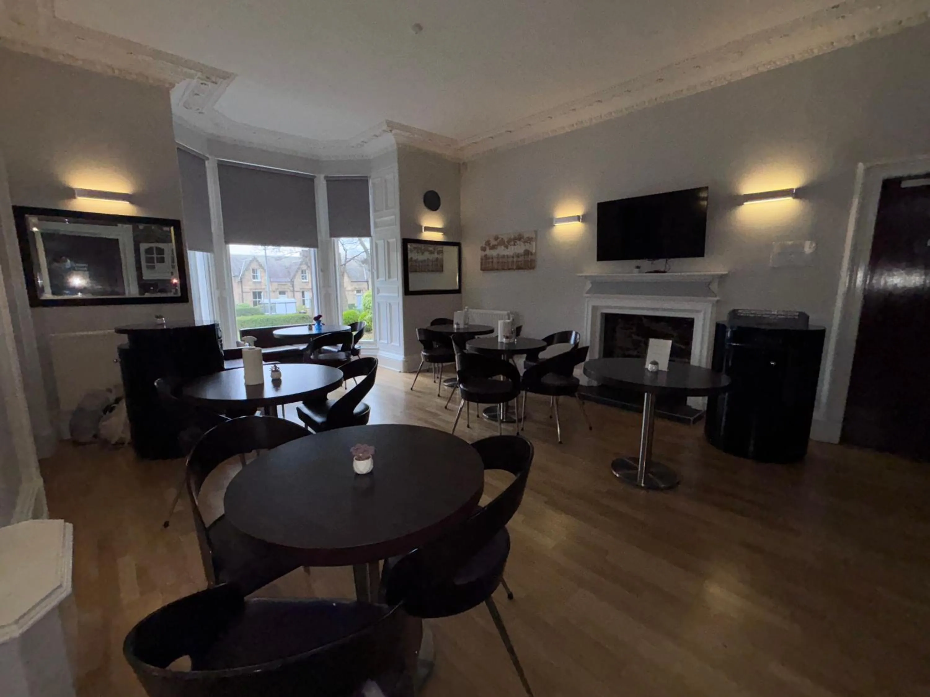 Dining area in No6 West Coates
