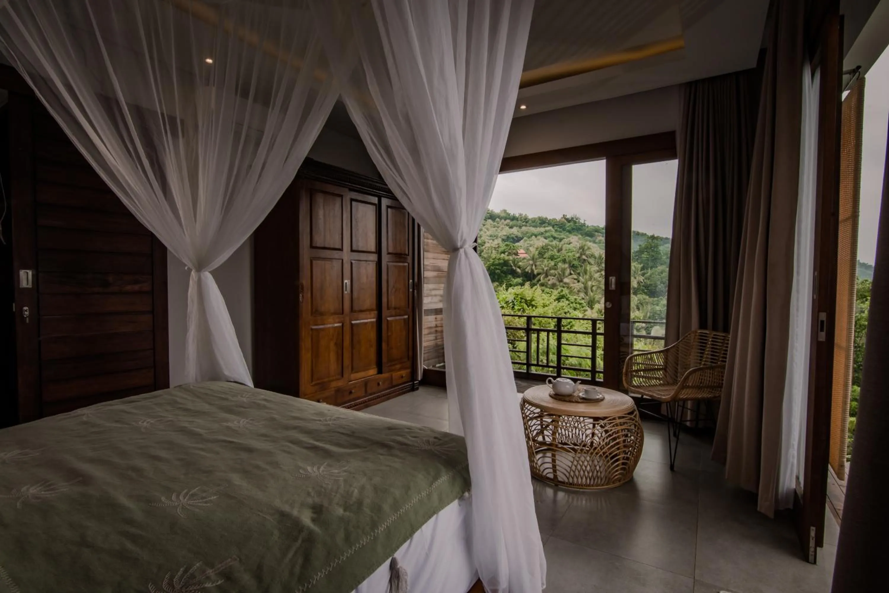 Photo of the whole room, Bed in Abinawa Hill