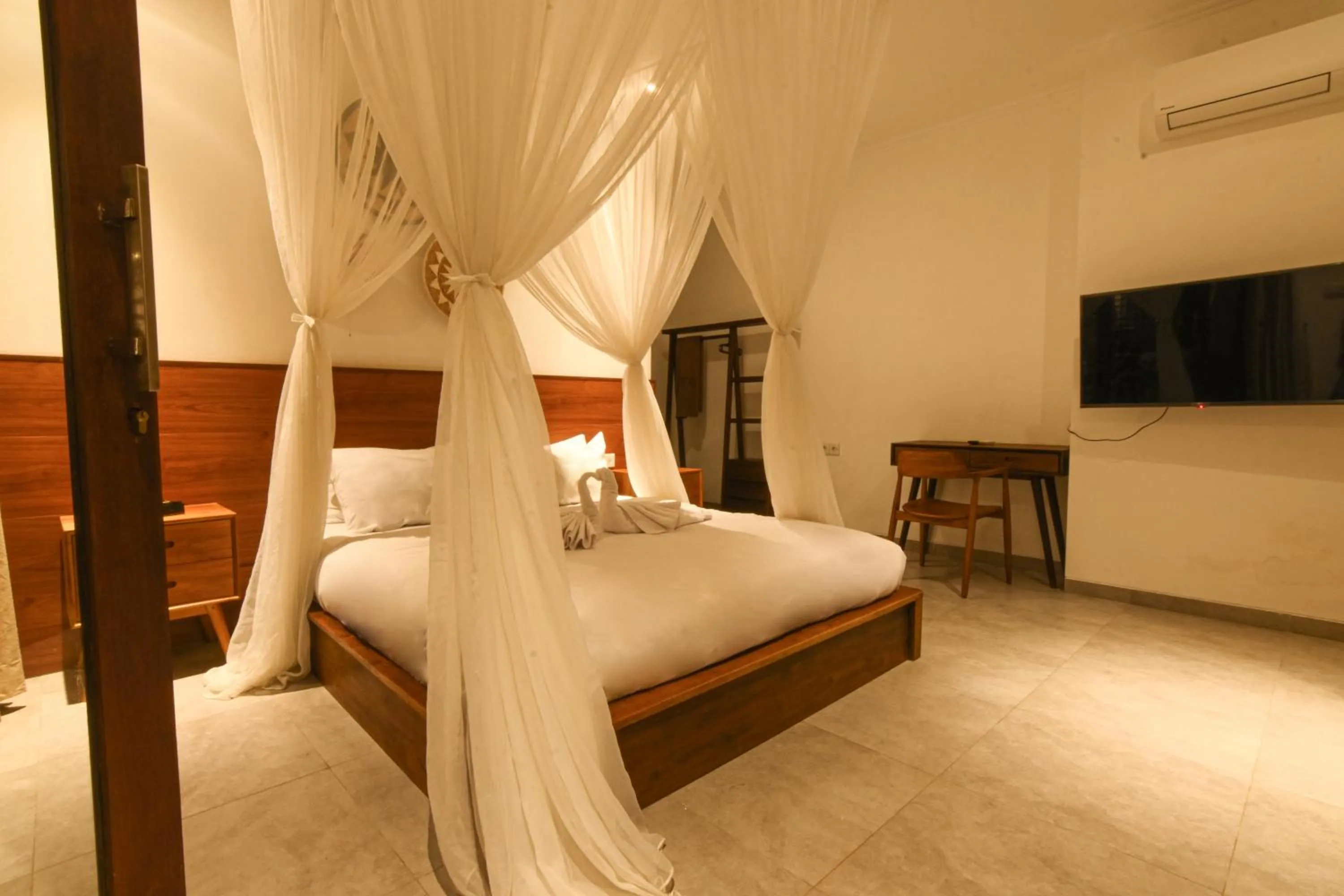 Photo of the whole room, Bed in Abinawa Hill