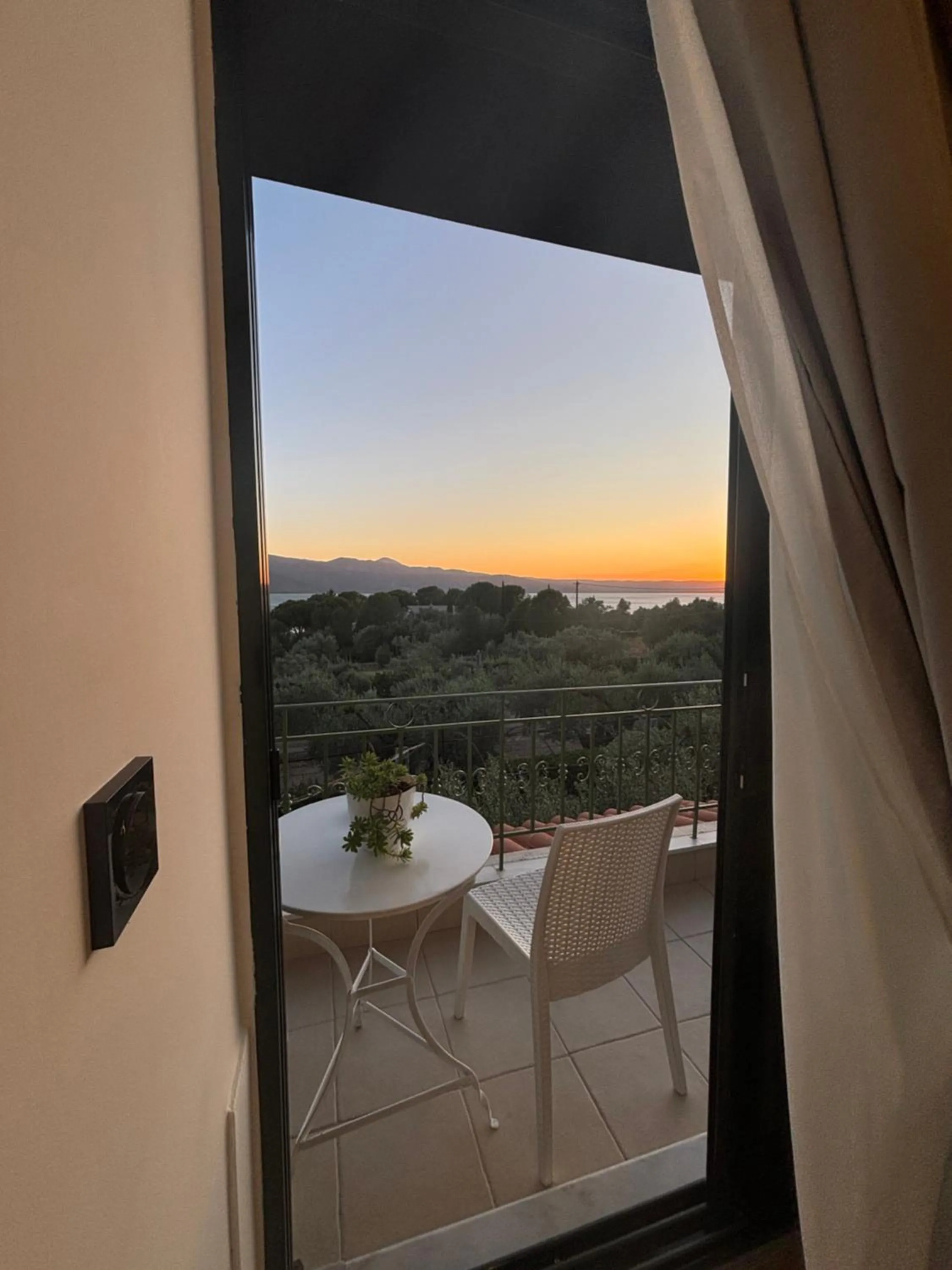 Ampoulos Rooms & Apartments