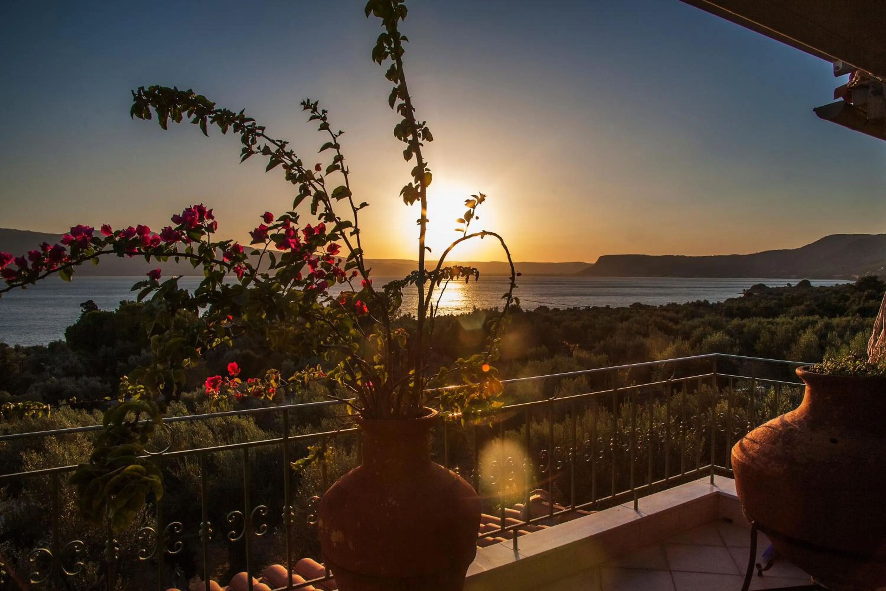 Sea view in Ampoulos Rooms & Apartments