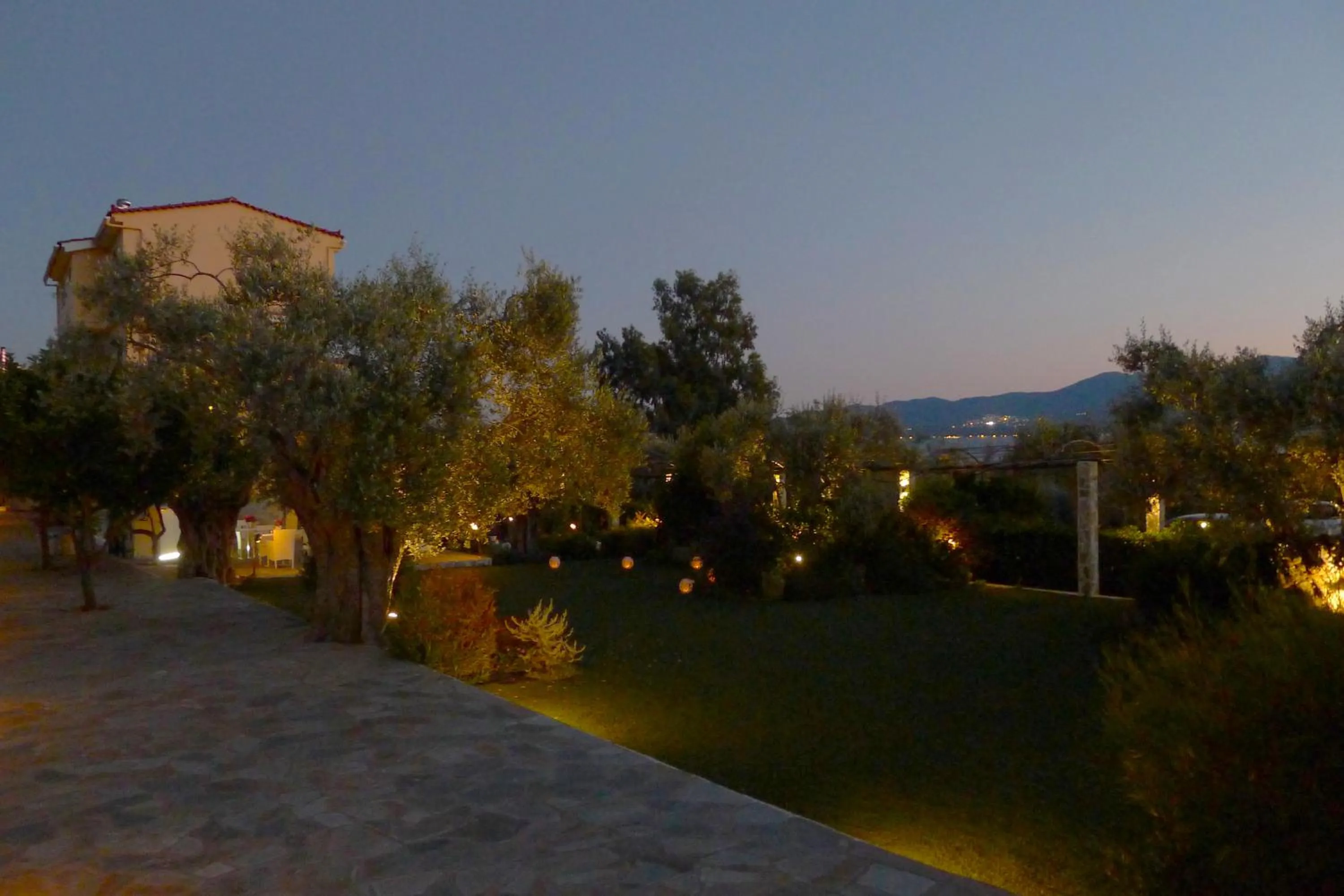 Ampoulos Rooms & Apartments