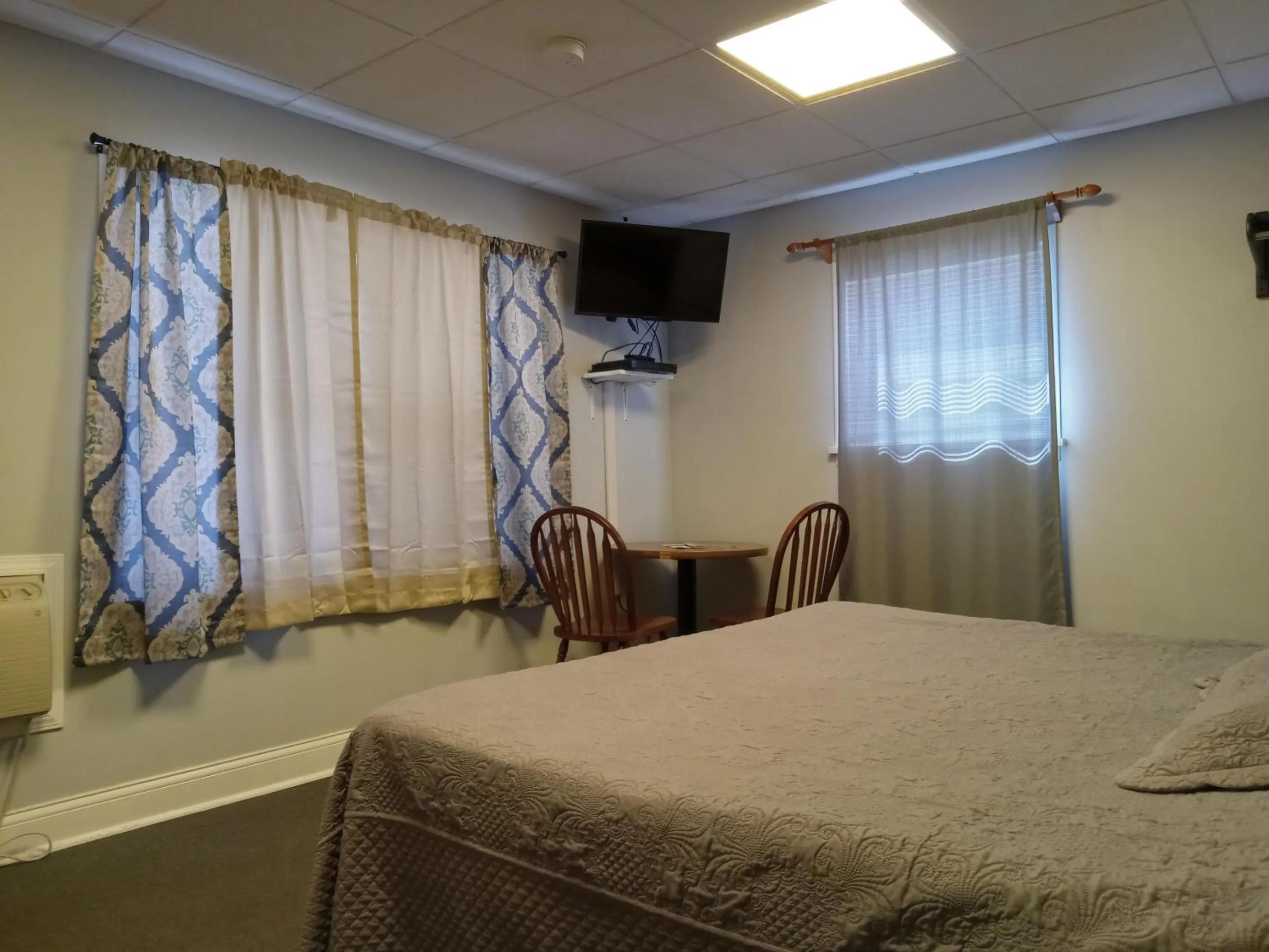 Bedroom in HICKORY SHADES MOTEL