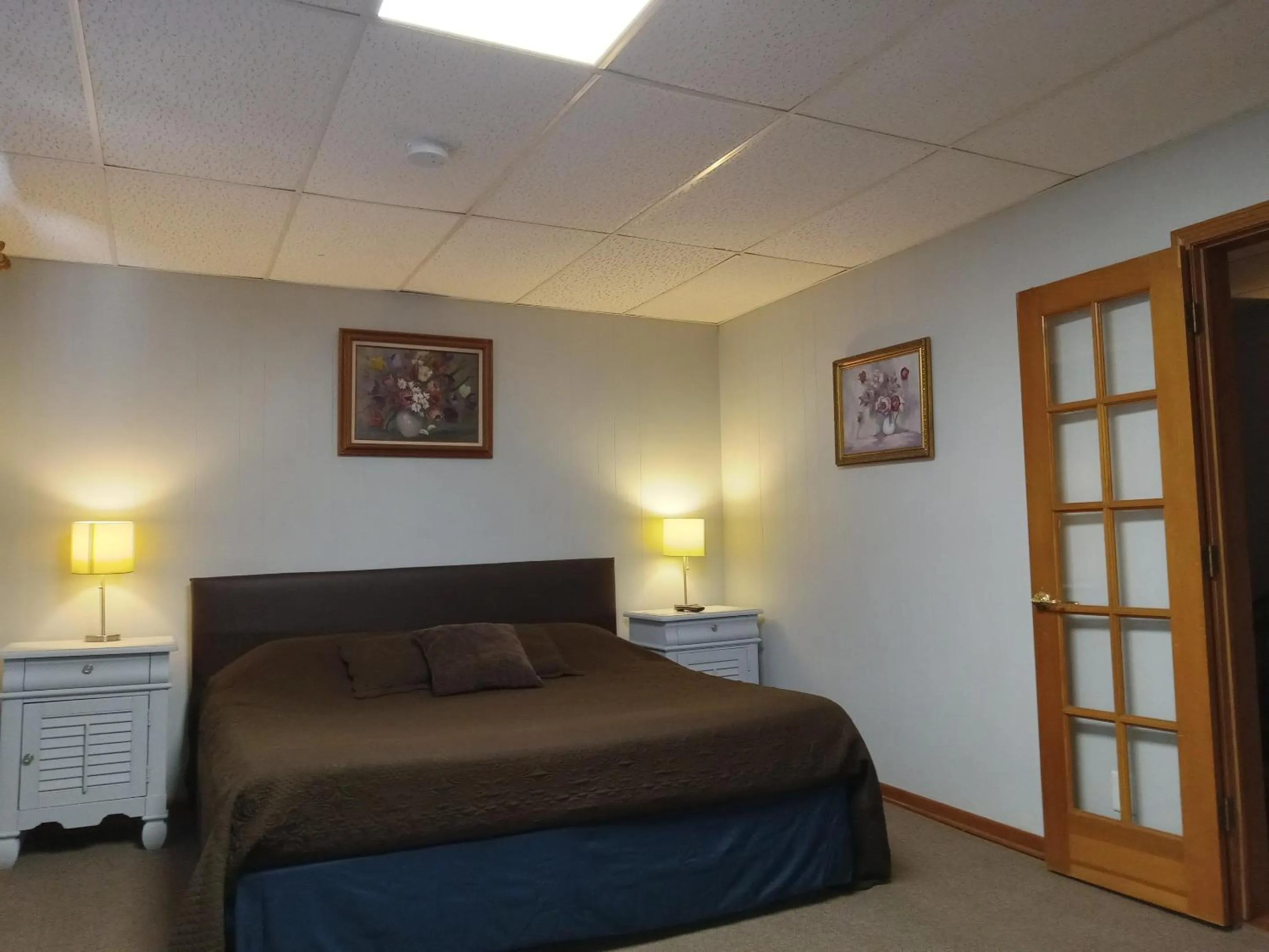 Bedroom in HICKORY SHADES MOTEL