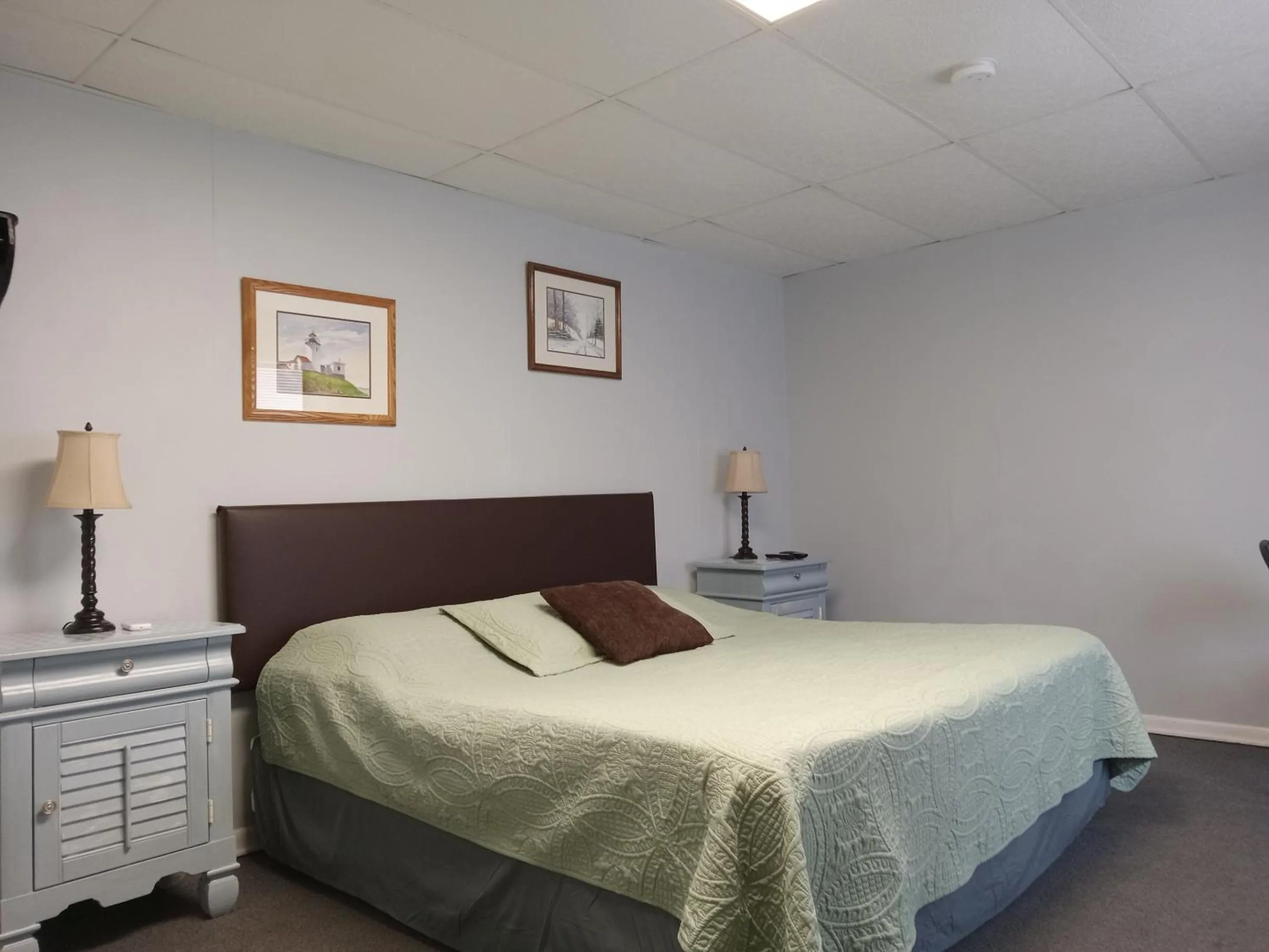 Bedroom in HICKORY SHADES MOTEL