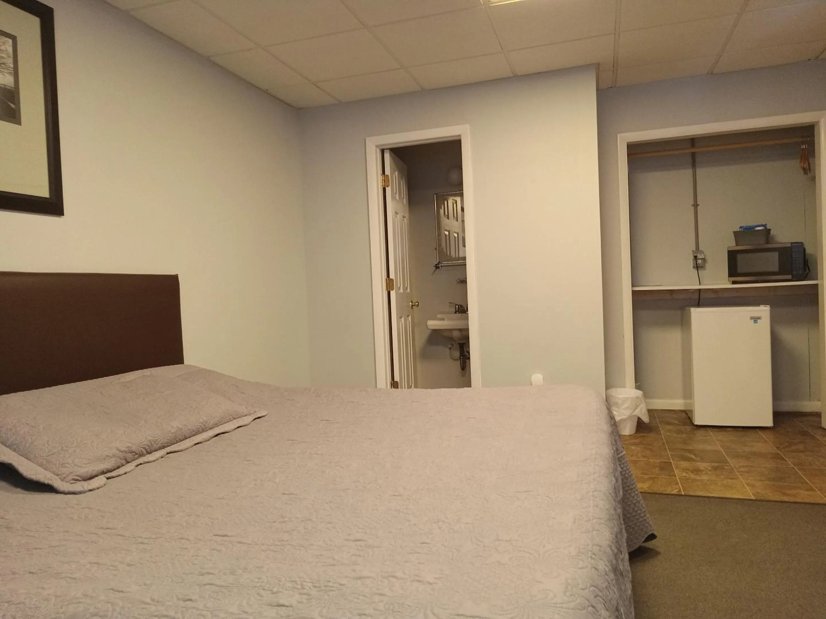 Bedroom in HICKORY SHADES MOTEL