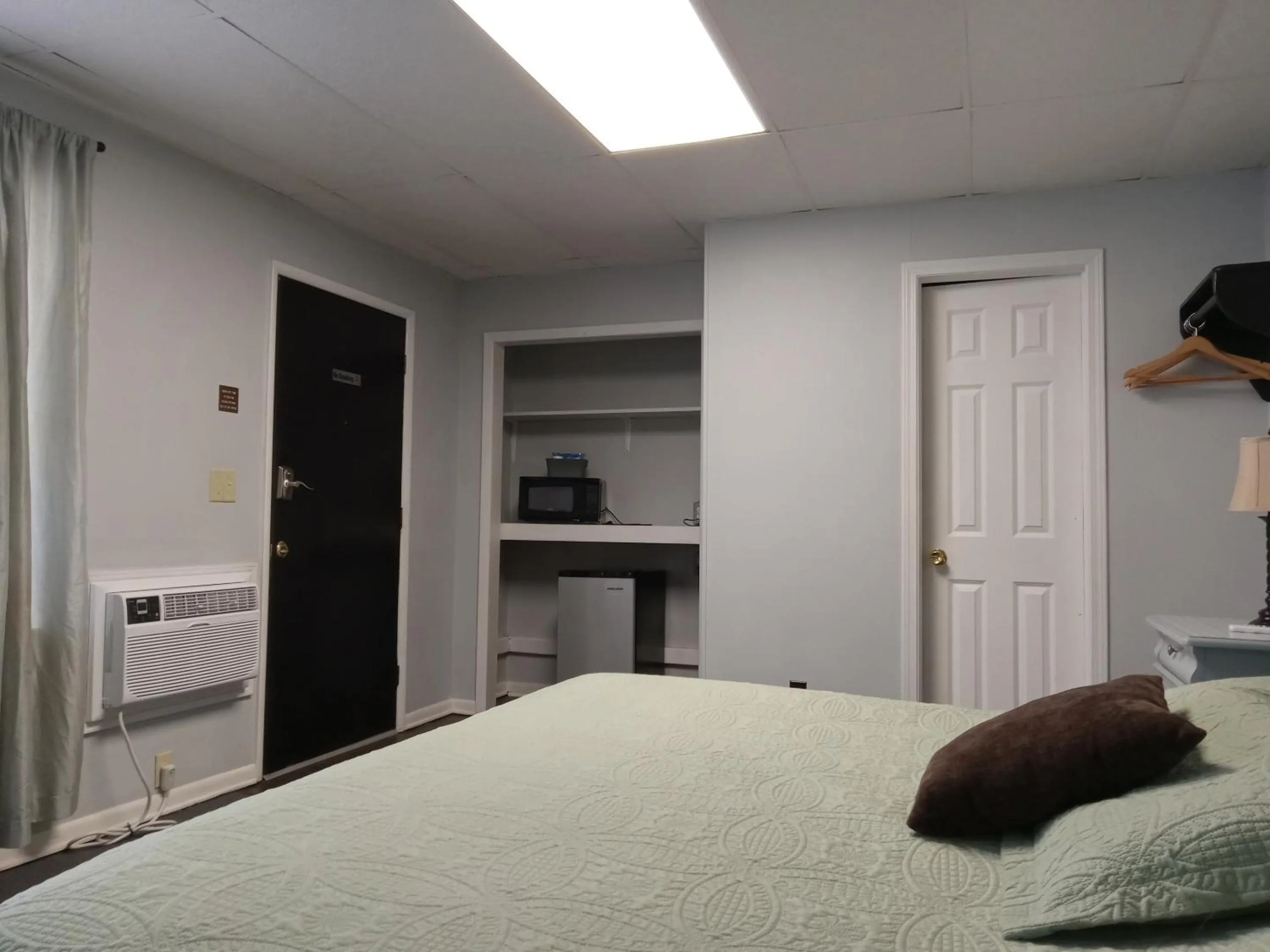 Bedroom in HICKORY SHADES MOTEL