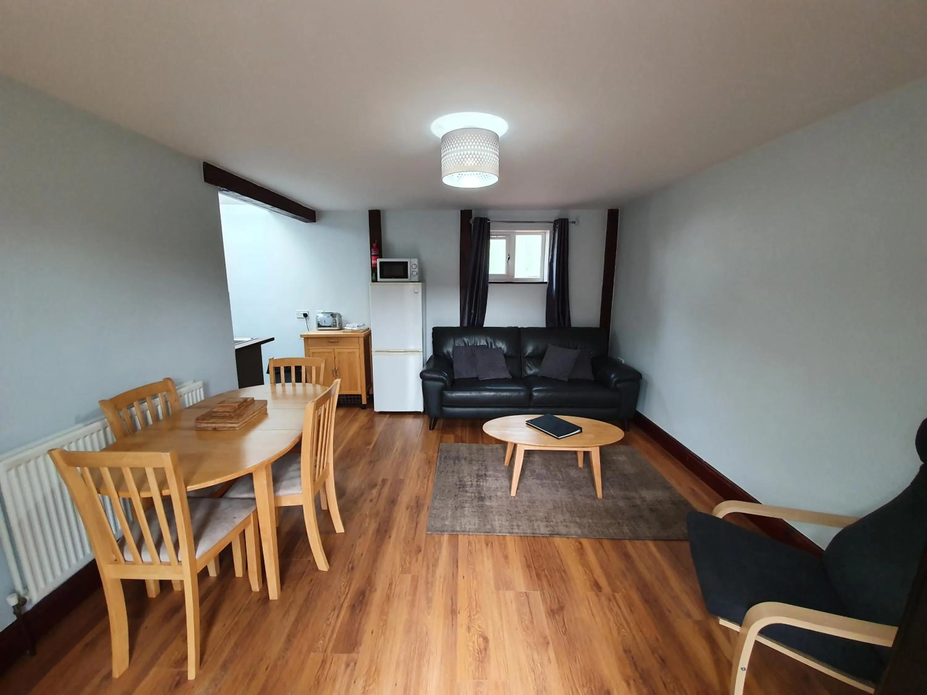 Kitchen or kitchenette in Low Farm Cottages