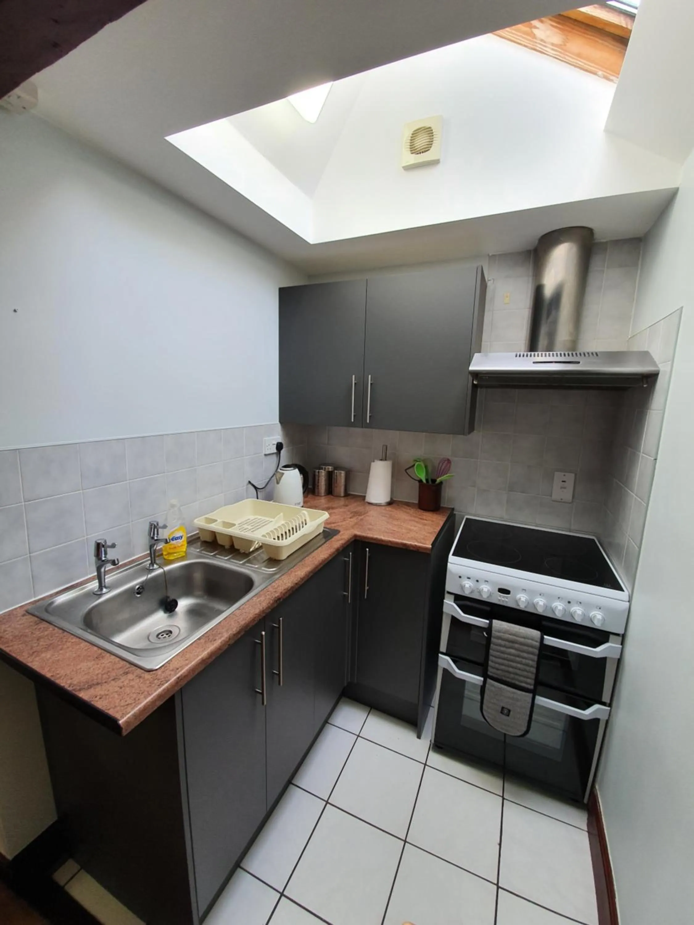 Kitchen or kitchenette in Low Farm Cottages