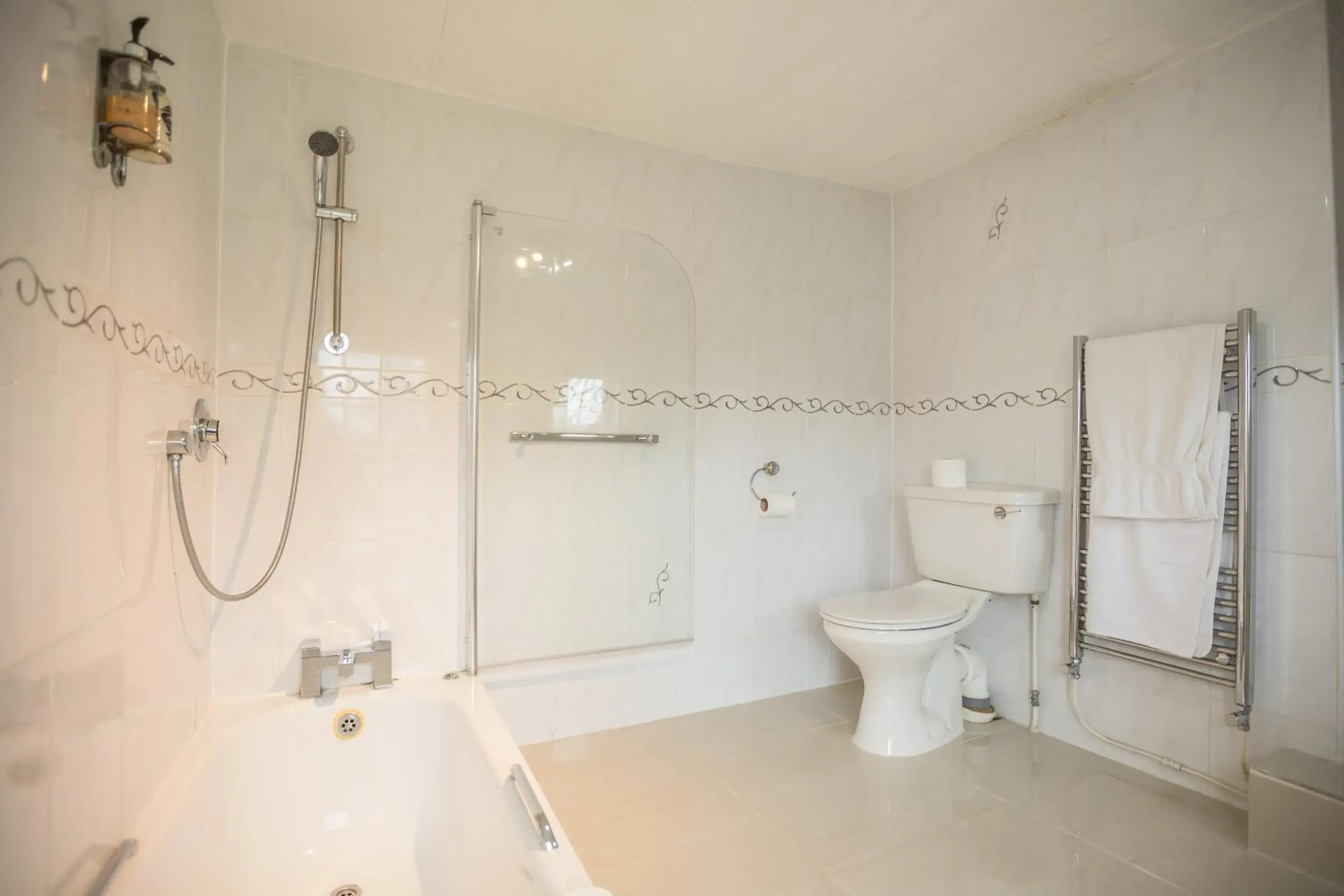 Twin Room with Bathroom in Beaufort Lodge - Central Location & Free Parking Twin Room with Bathroom in Beaufort Lodge - Central Location & Free Parking