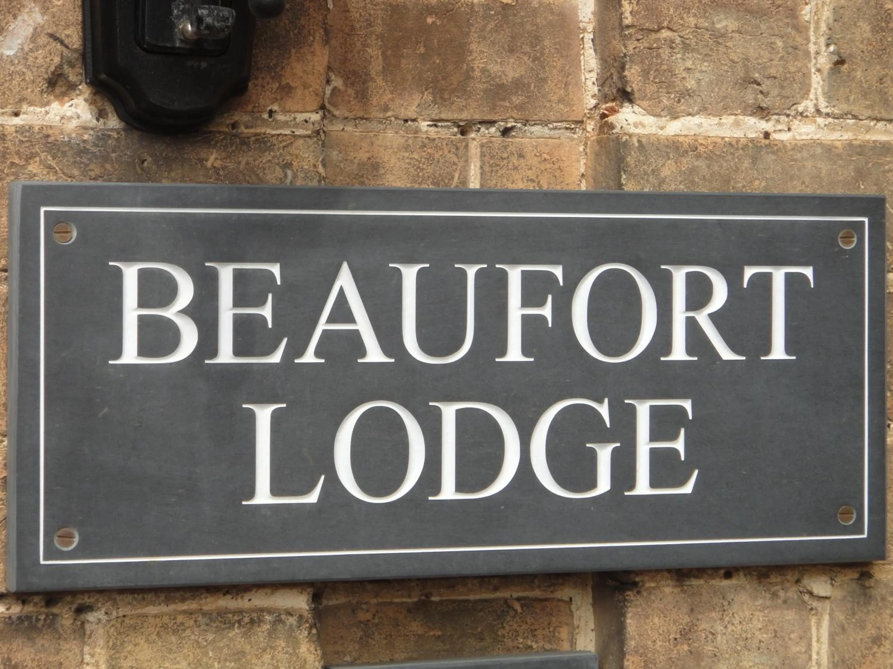 Facade/entrance in Beaufort Lodge - Town centre - Free parking
