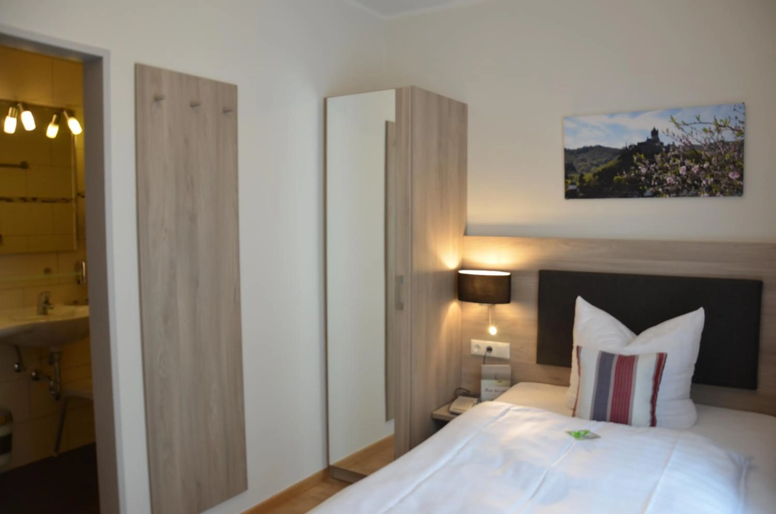 Photo of the whole room, Bed in Flair Hotel am Rosenhügel - Garni