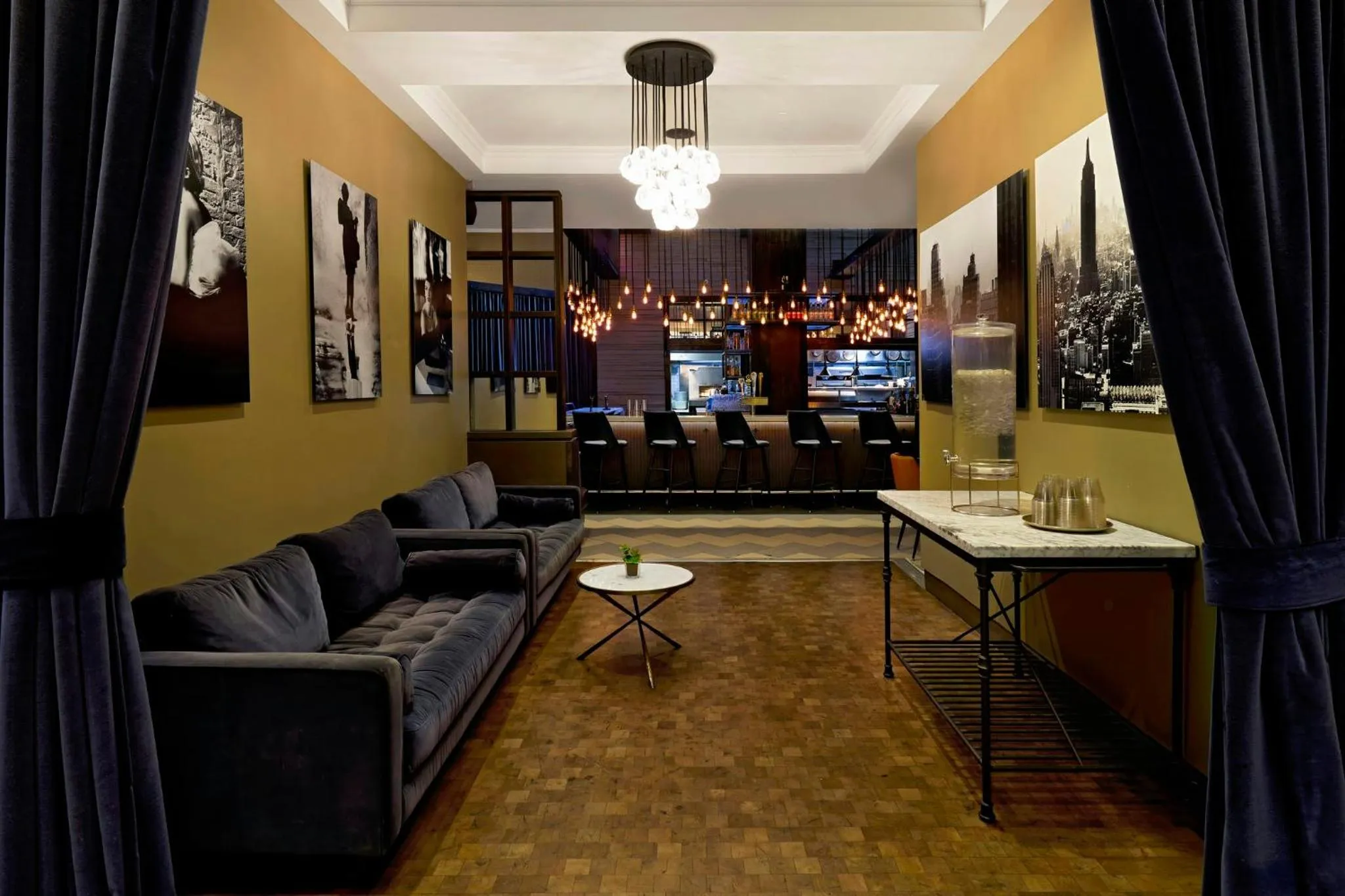 Restaurant/places to eat in Archer Hotel New York