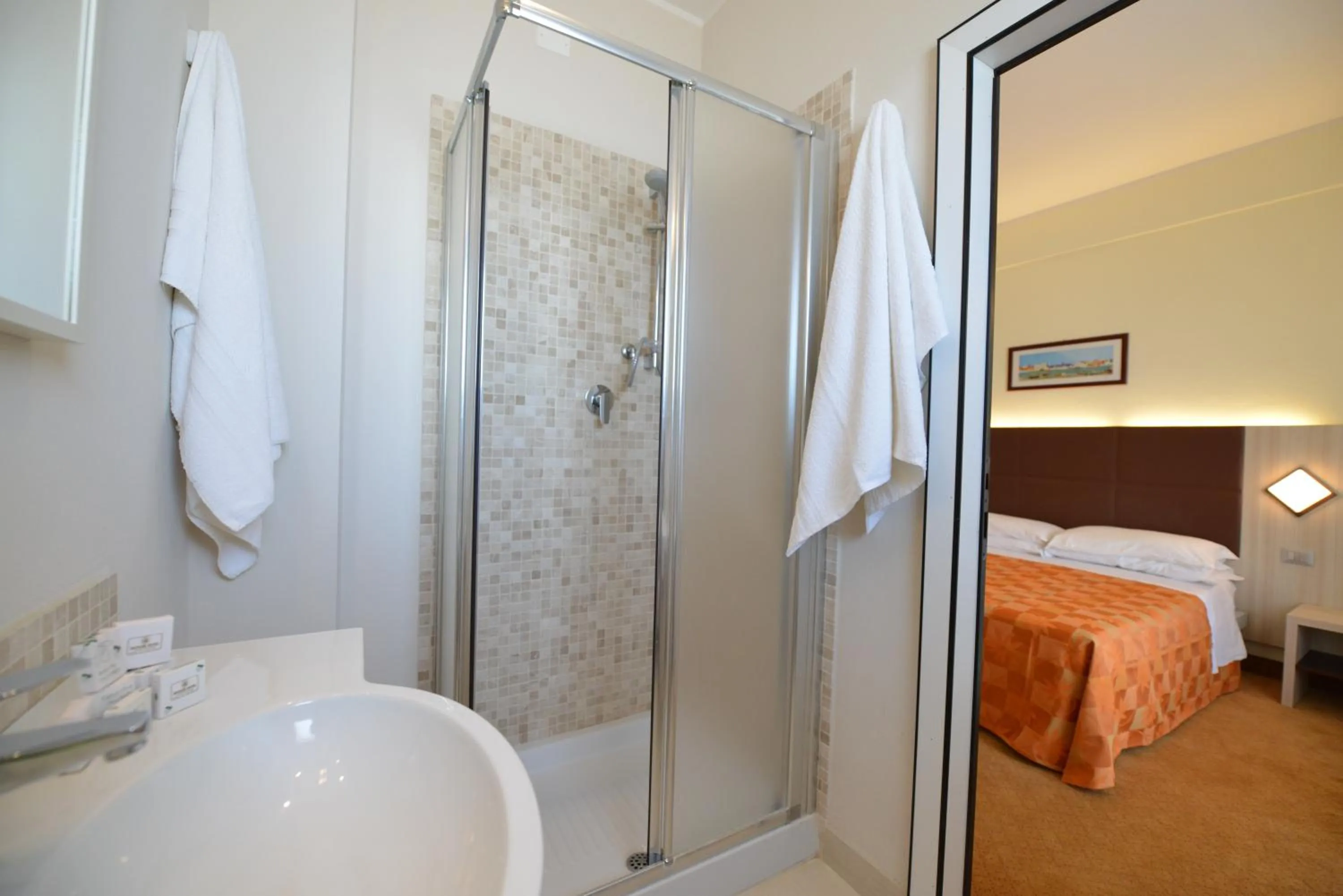 Shower, Bed in Hotel Doge