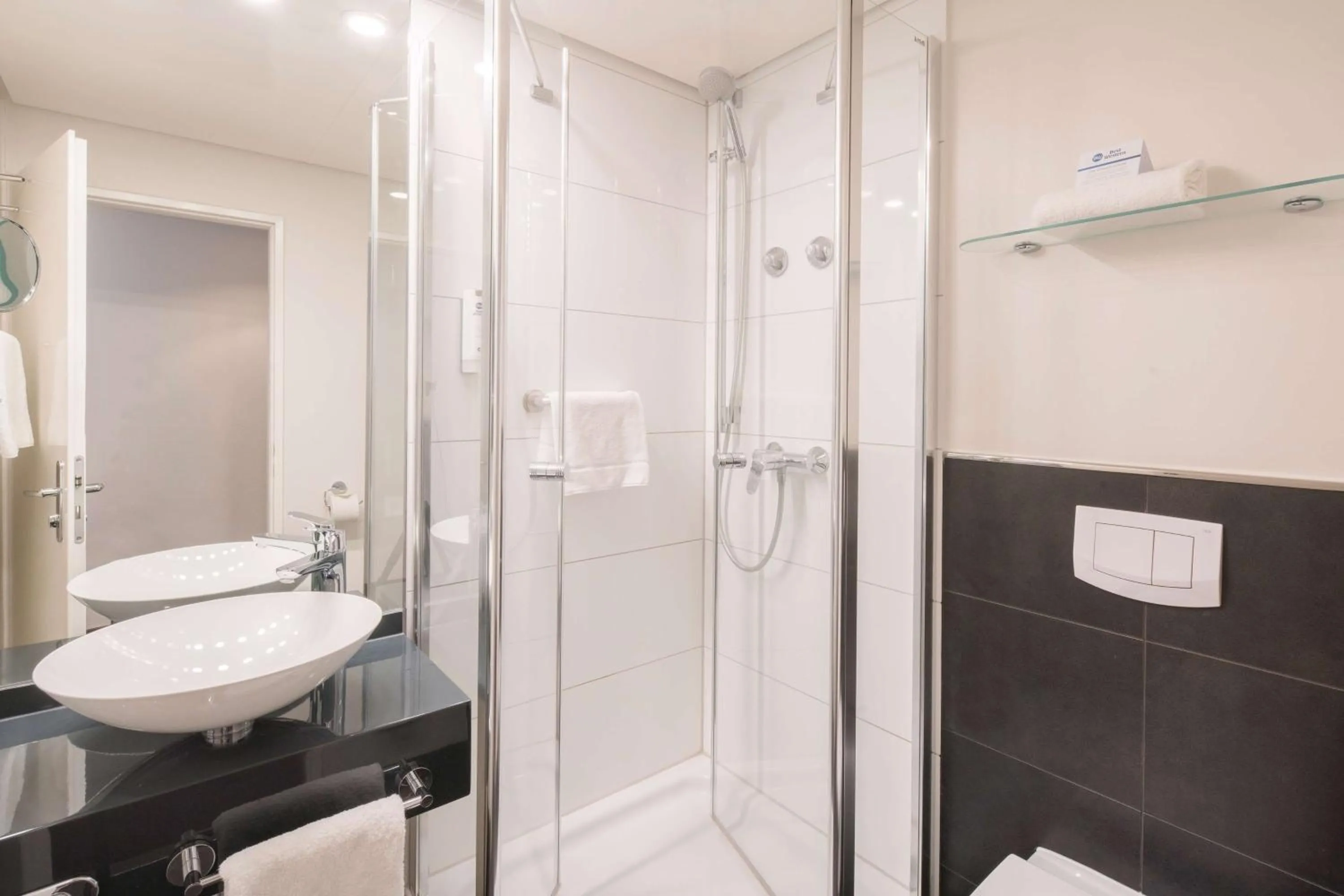 Bathroom in Best Western Hotel Hamburg International