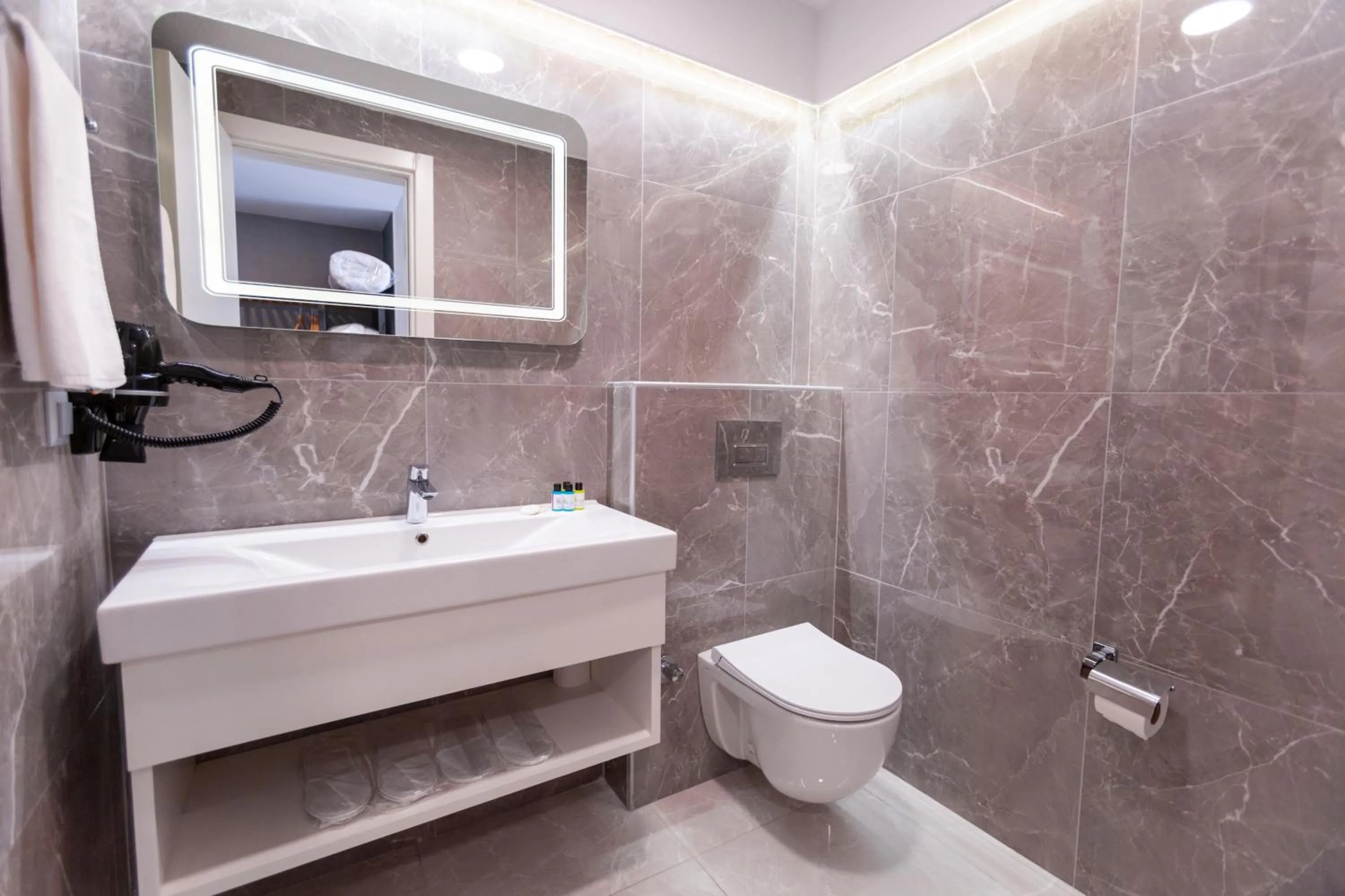 Toilet in Alan Suites