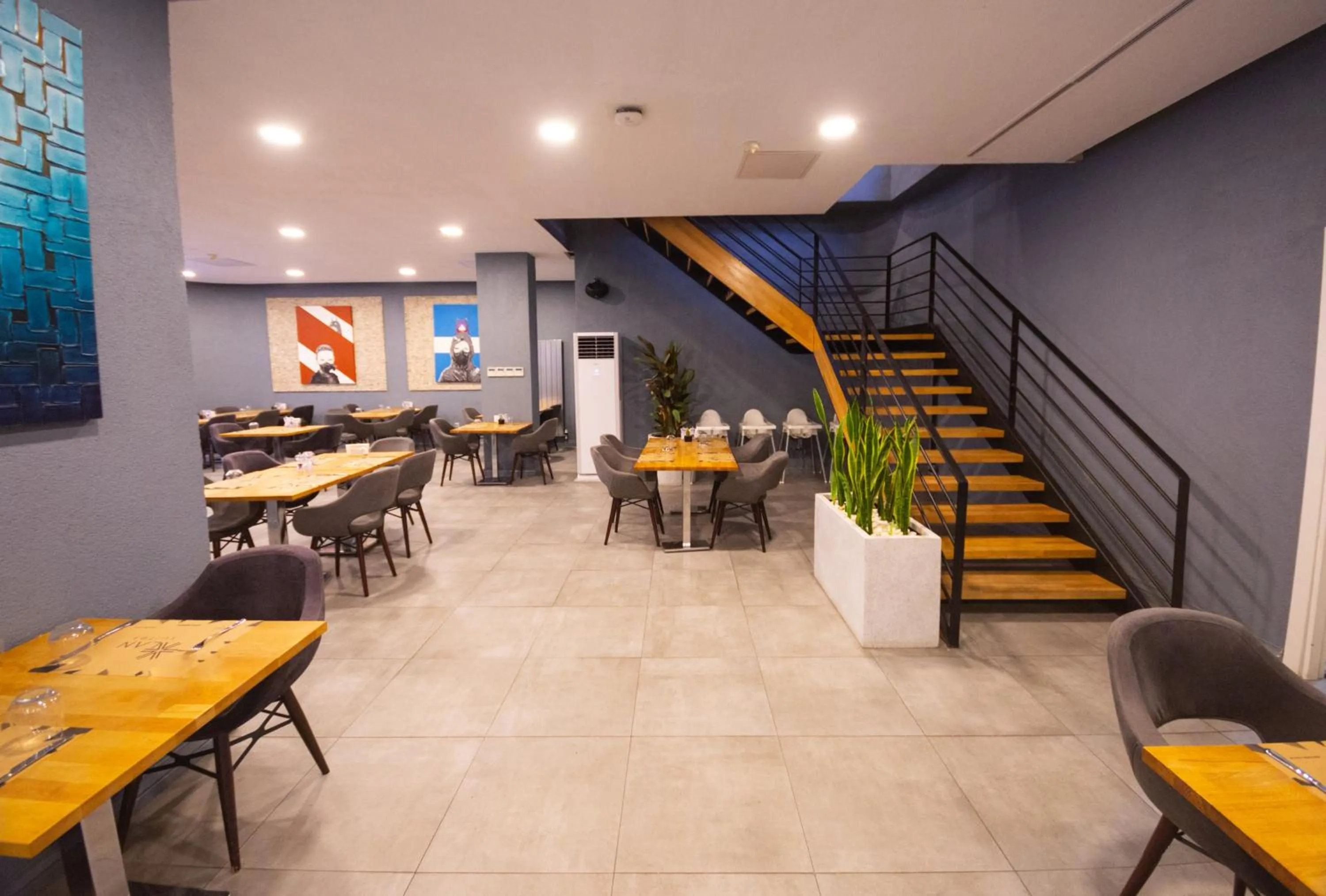 Restaurant/places to eat in Alan Suites