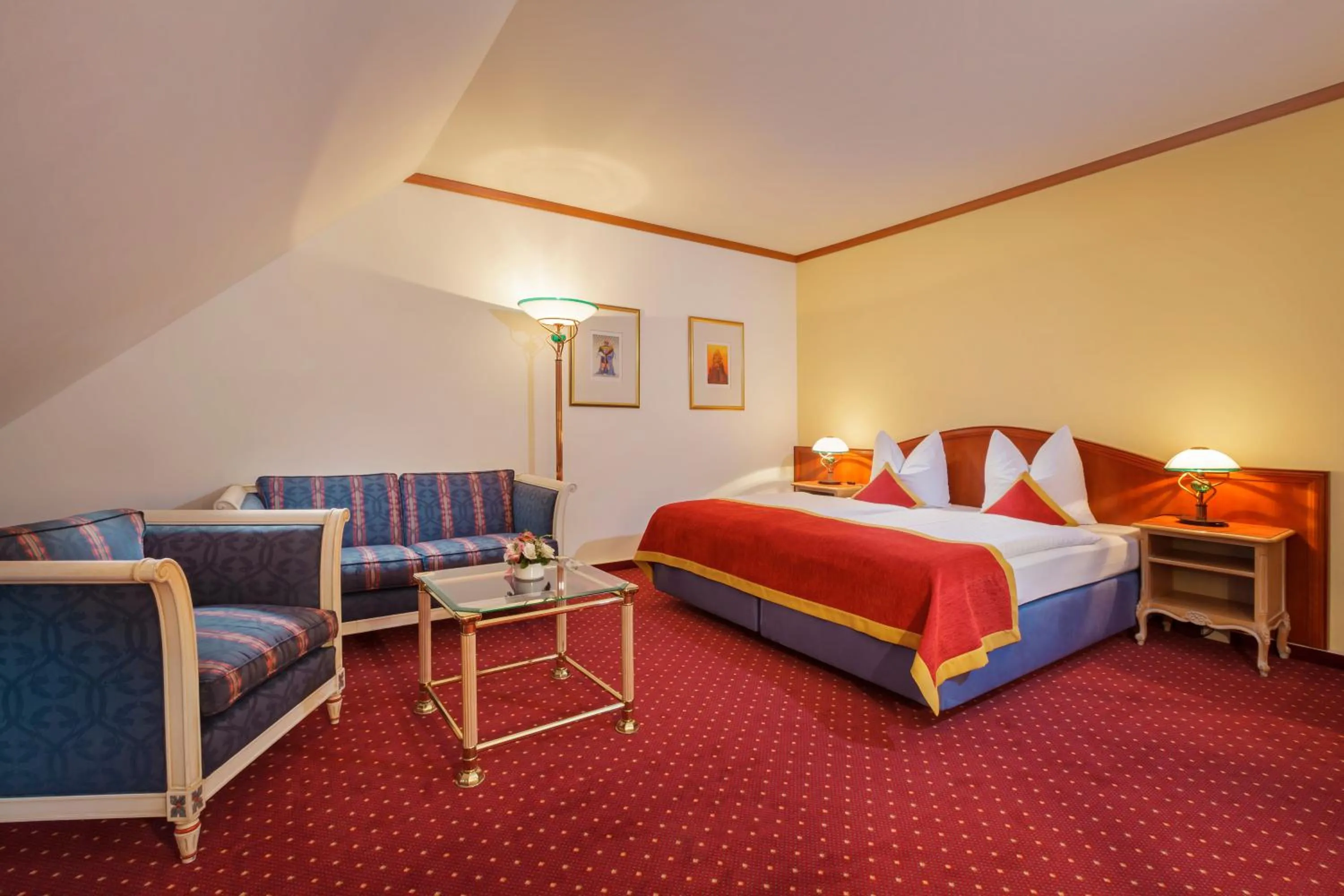 Photo of the whole room, Bed in Luitpoldpark-Hotel