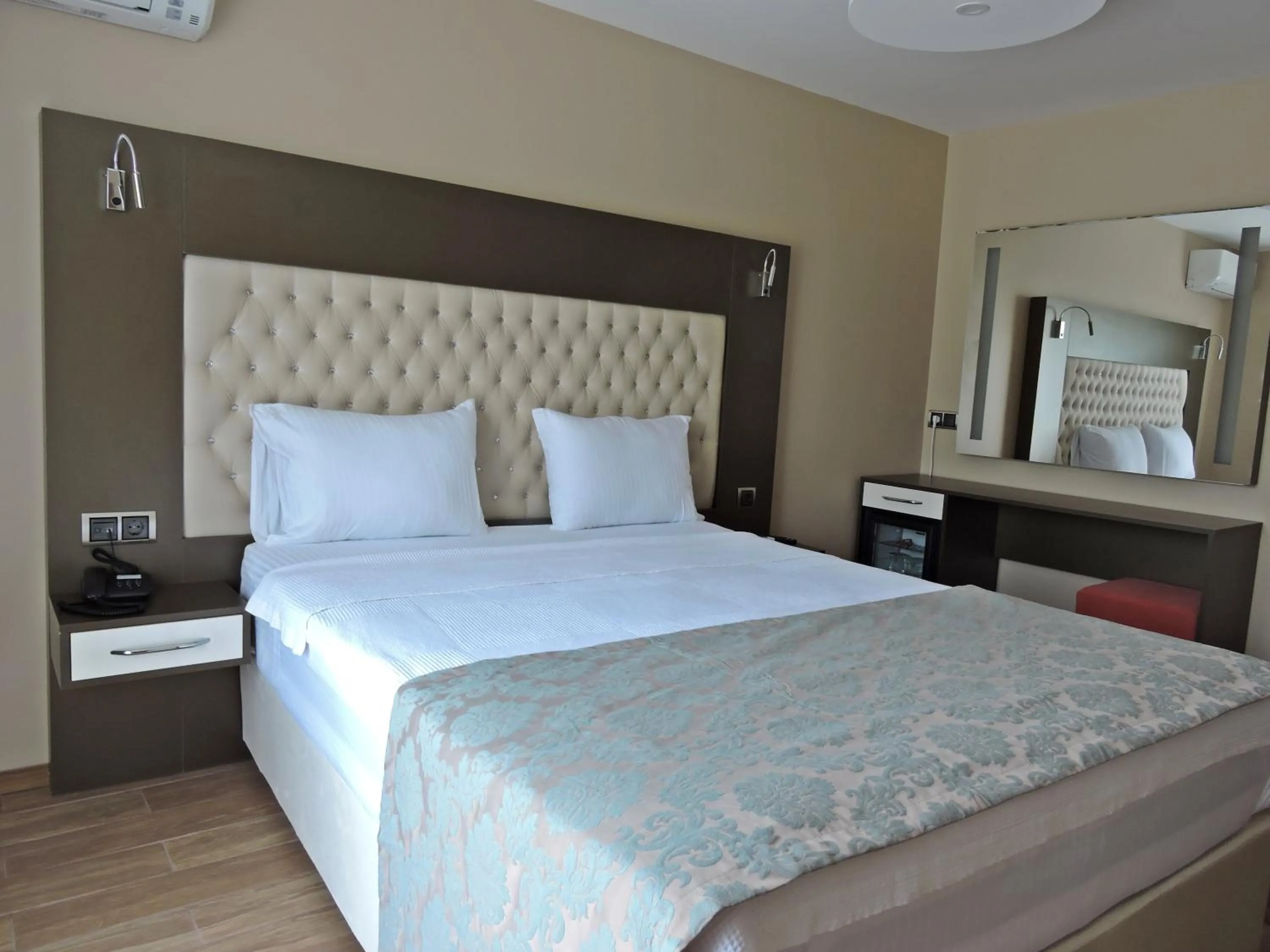 Photo of the whole room, Bed in Senler Boutique Hotel