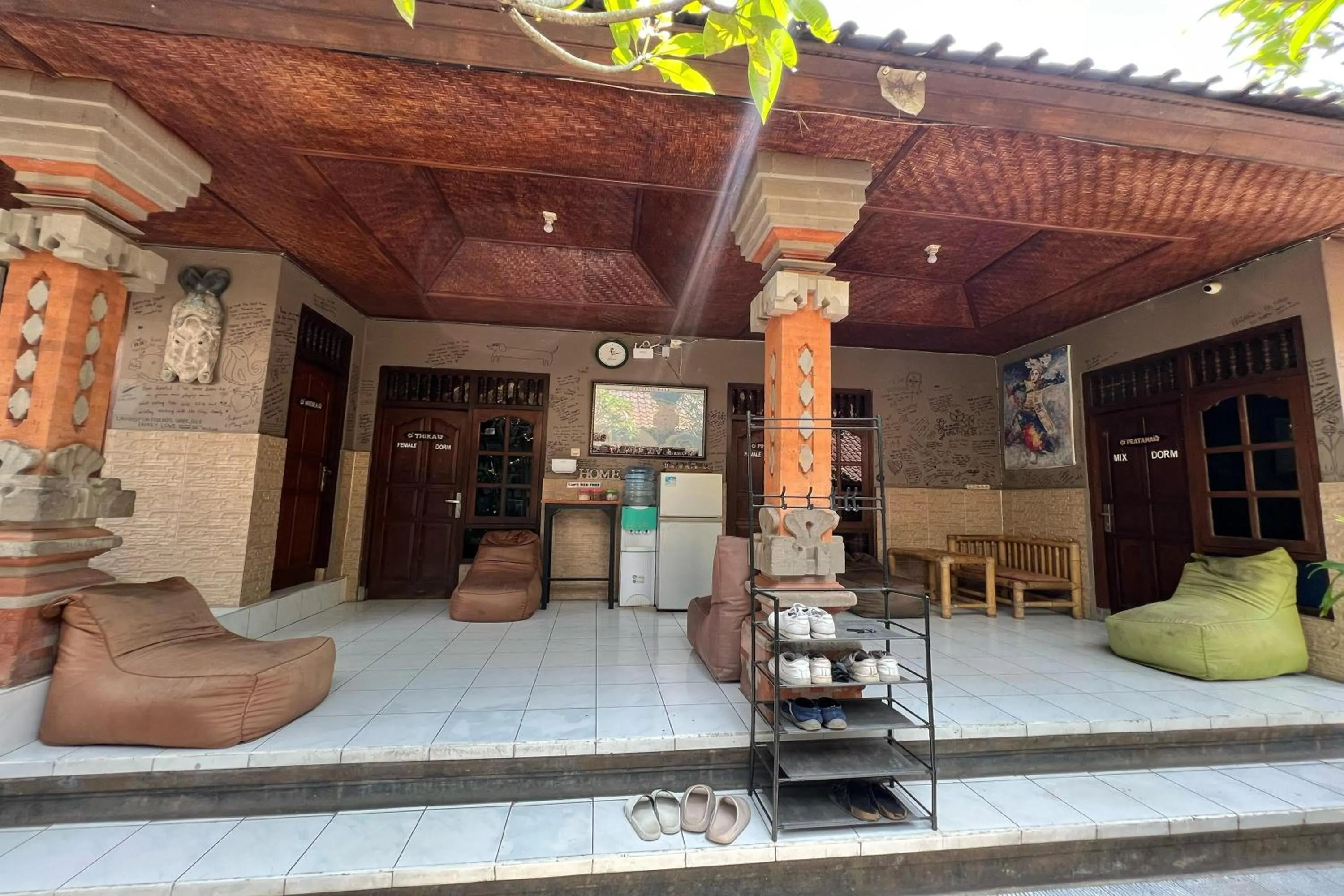 Property building in Padi-Padi Hostel & Bar