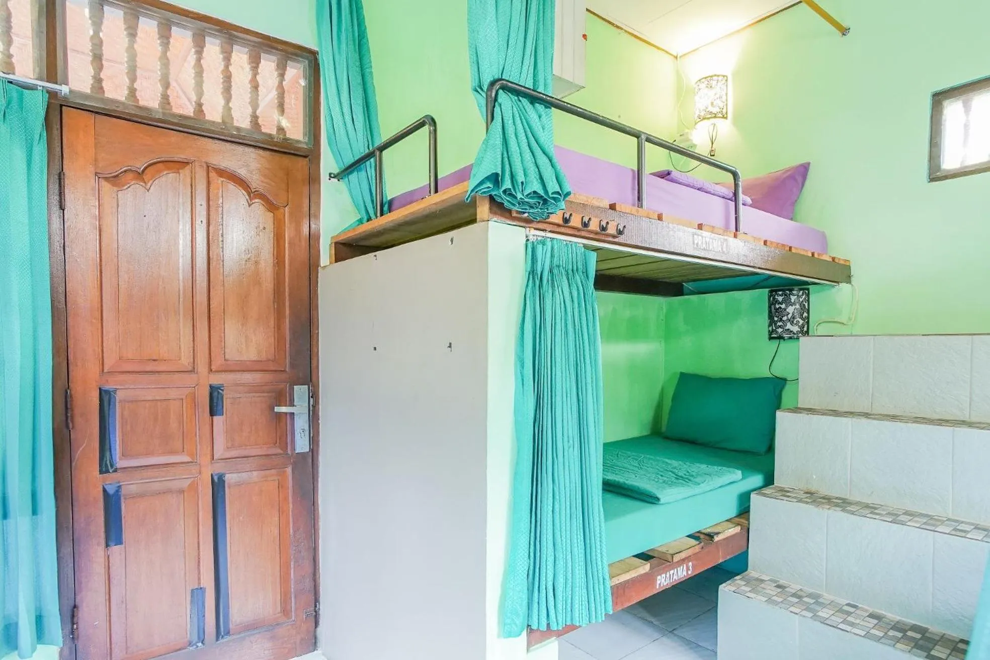 bunk bed in Padi-Padi Hostel & Bar