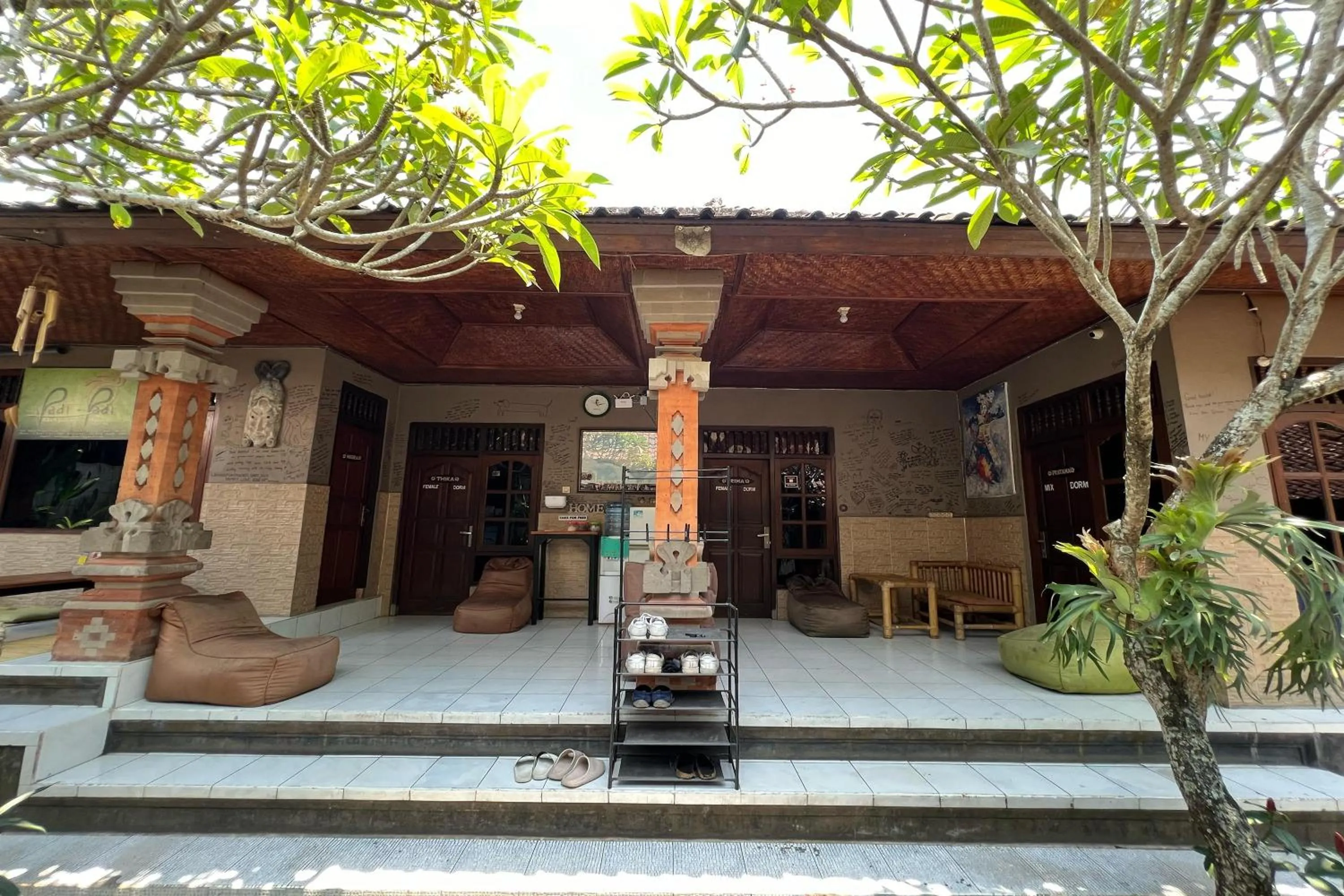 Property building in Padi-Padi Hostel & Bar