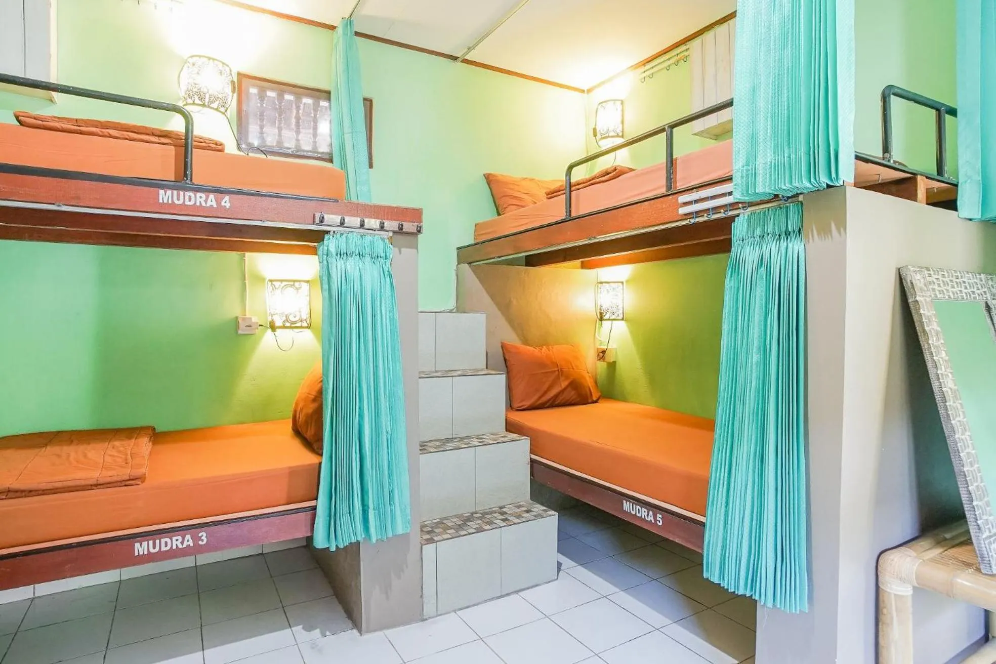 bunk bed in Padi-Padi Hostel & Bar