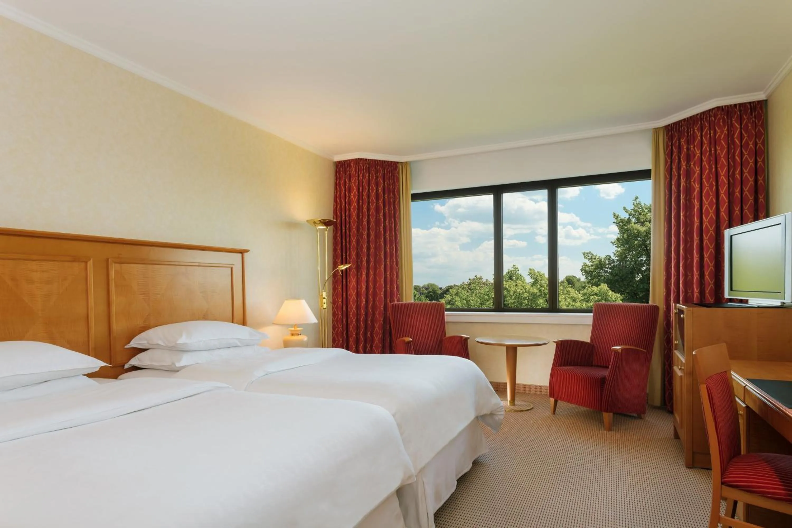 Photo of the whole room, Bed in Sheraton Essen Hotel
