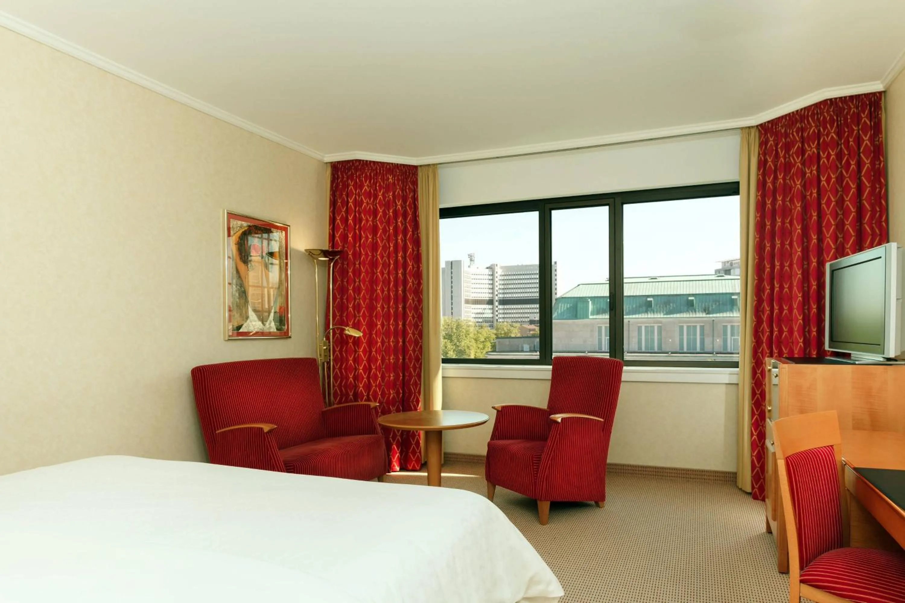 Photo of the whole room, Bed in Sheraton Essen Hotel