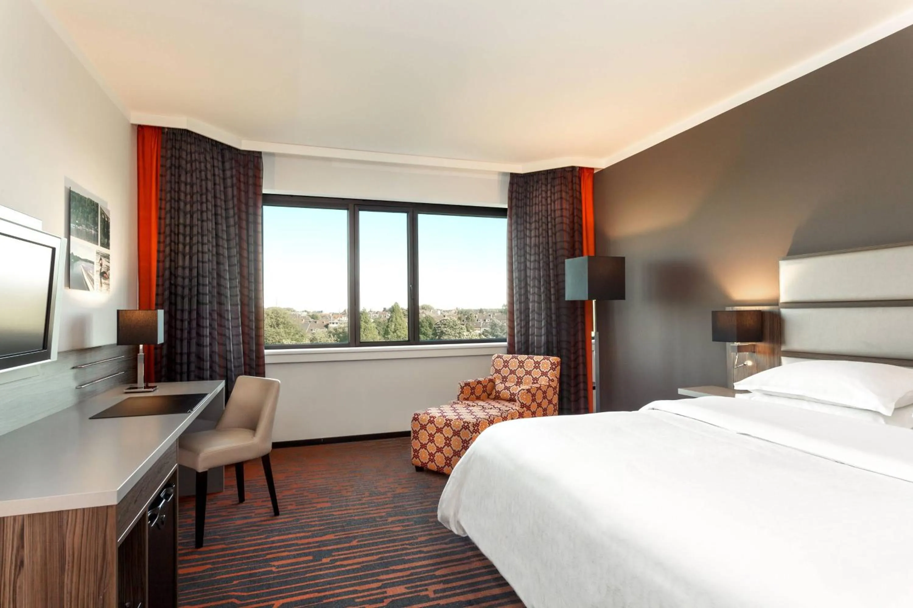 Lounge or bar, Bed in Sheraton Essen Hotel