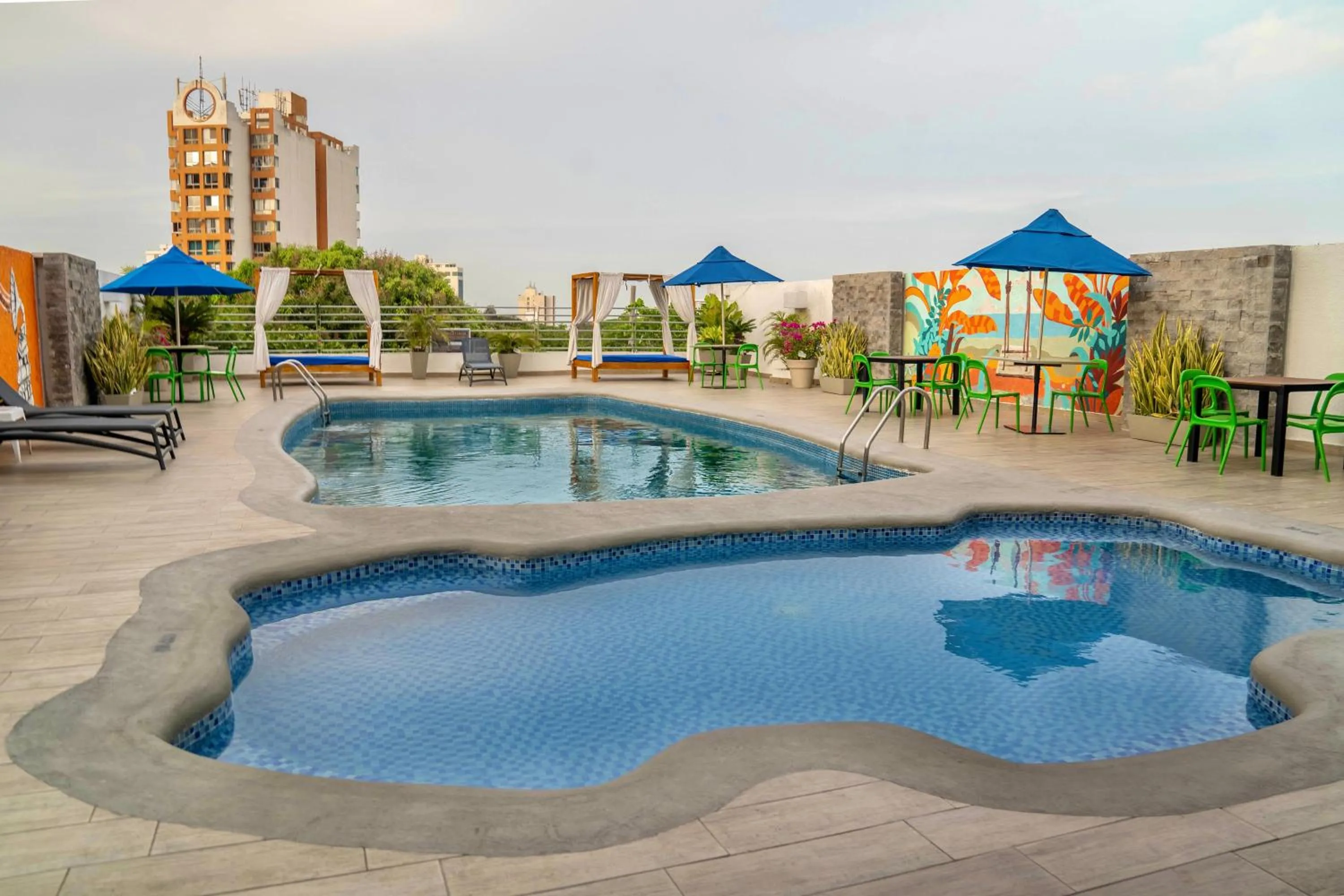 Swimming pool in Howard Johnson by Wyndham Barranquilla Versalles