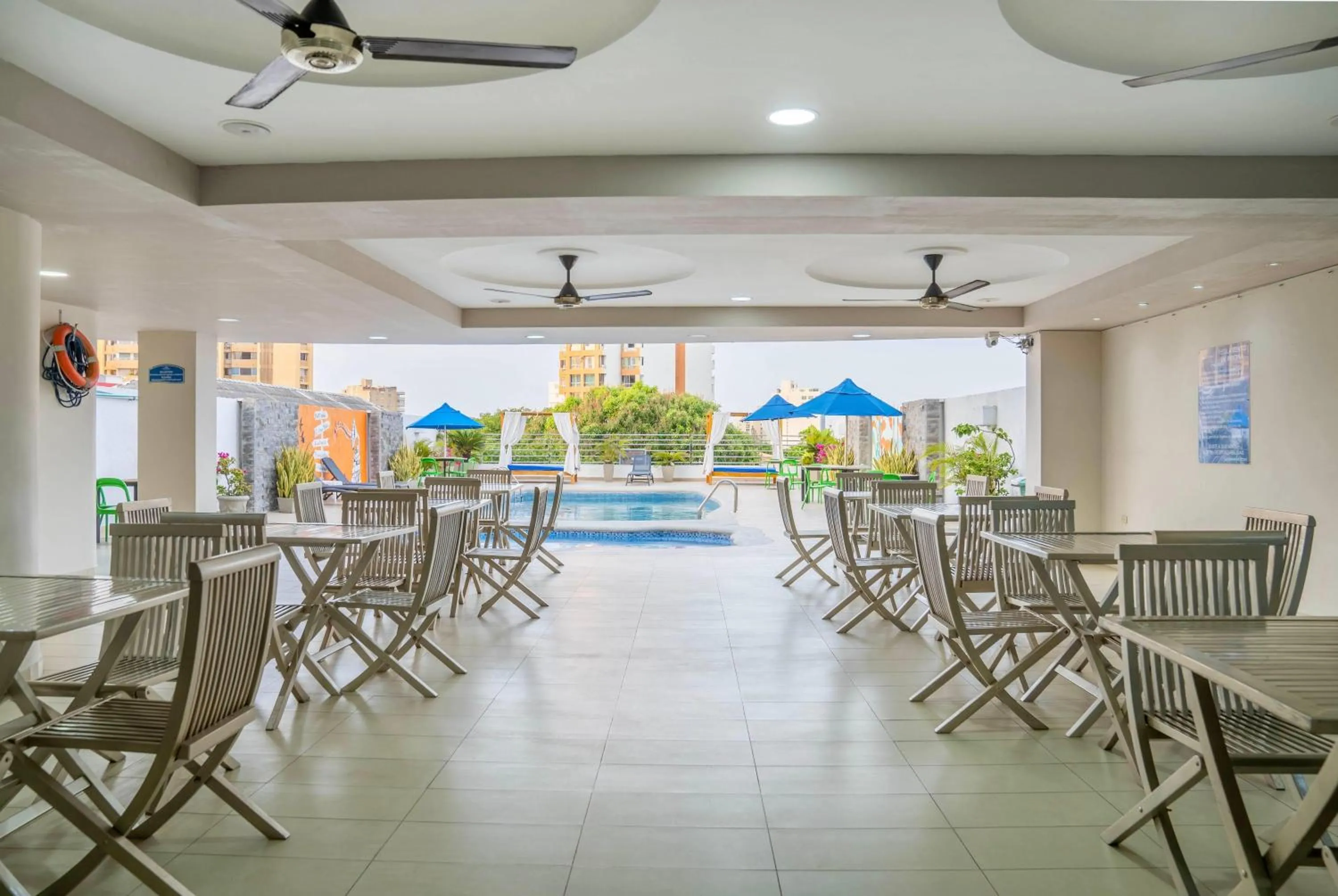 Pool view in Howard Johnson by Wyndham Barranquilla Versalles