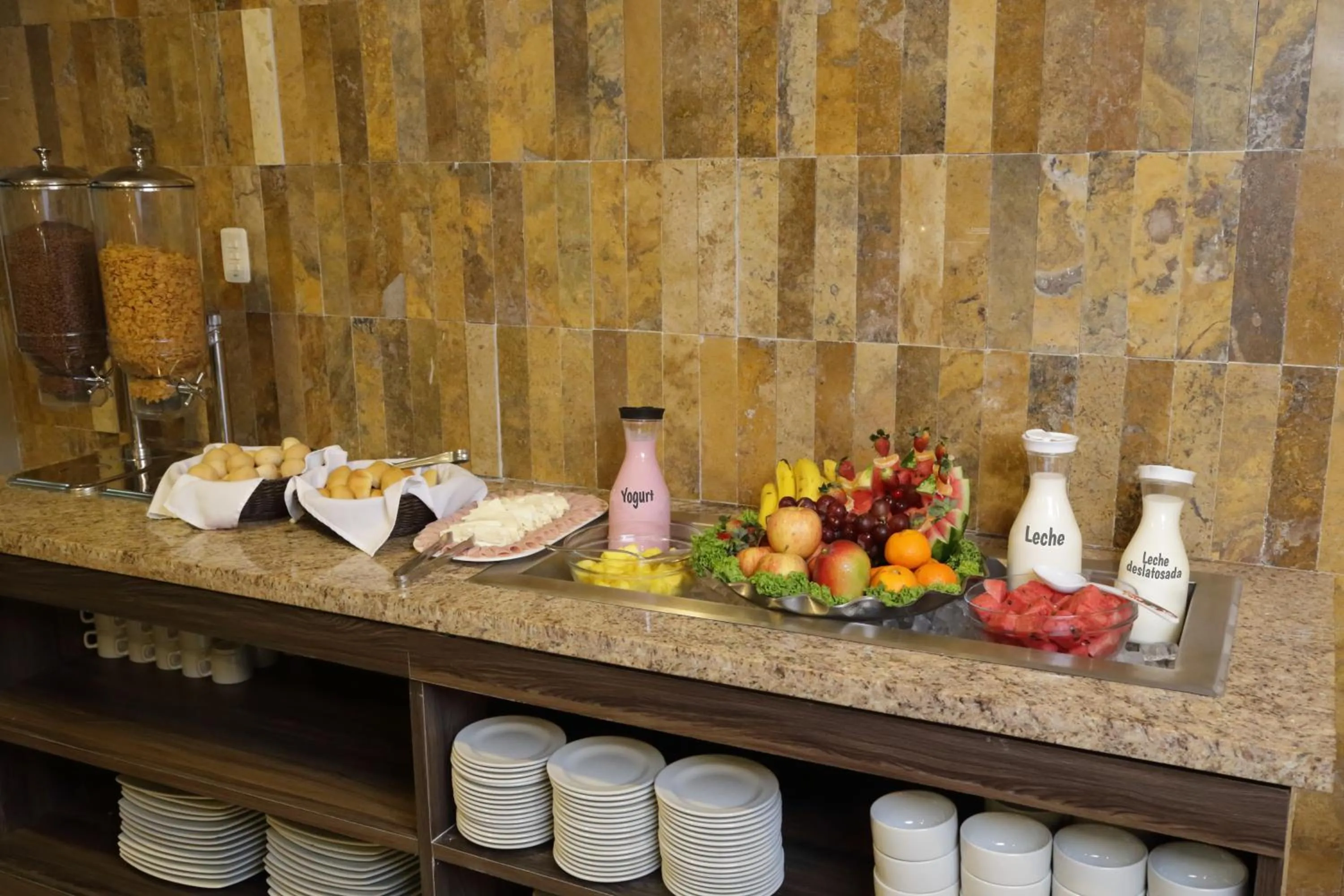 Restaurant/places to eat in Howard Johnson by Wyndham Barranquilla Versalles