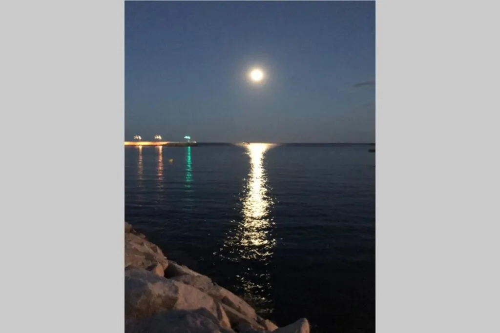 Beach in Nuevo Luminoso Apartamento Catalina a 80 metros de la playa para 4 personas